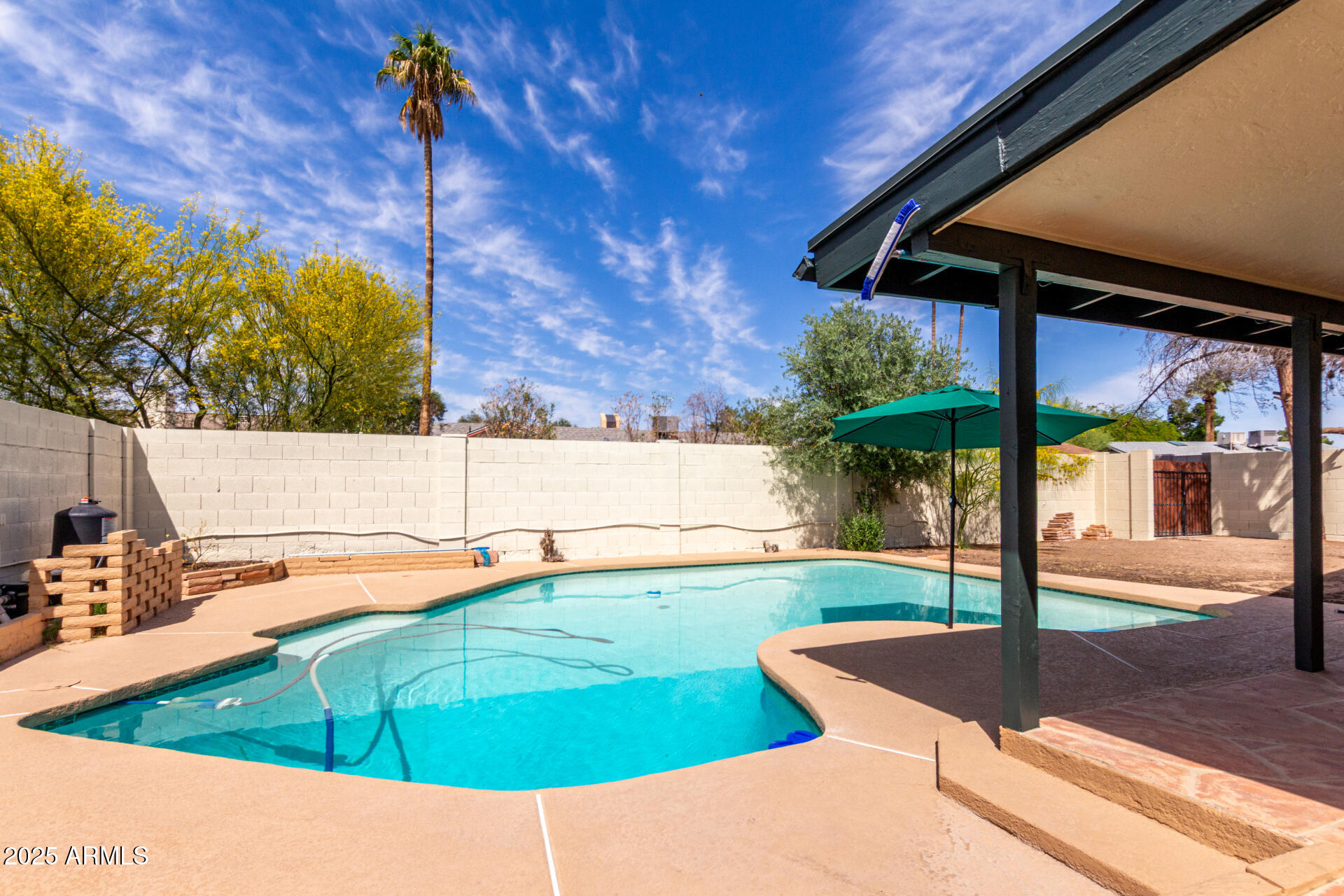 624 E LAGUNA Drive