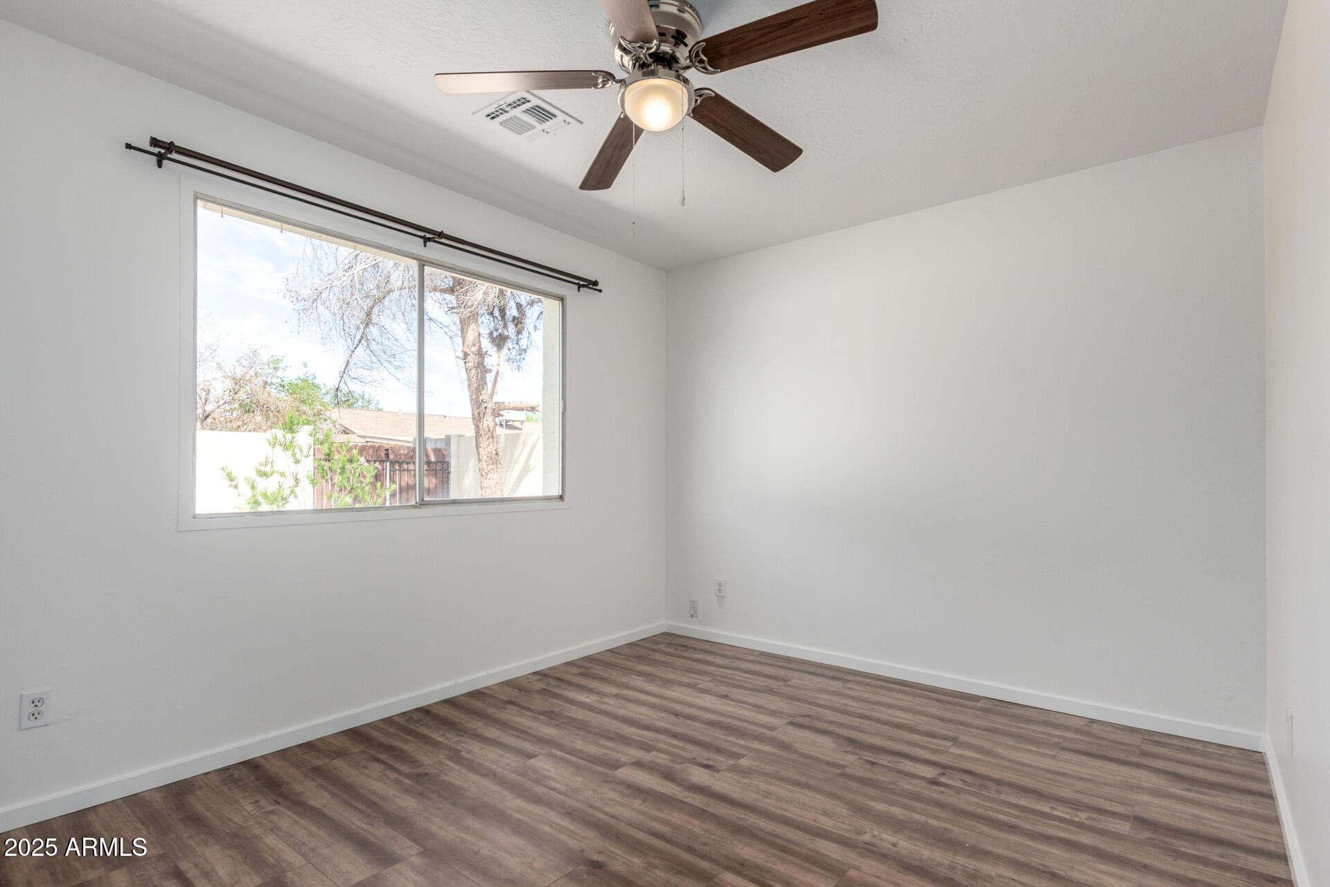 624 E LAGUNA Drive