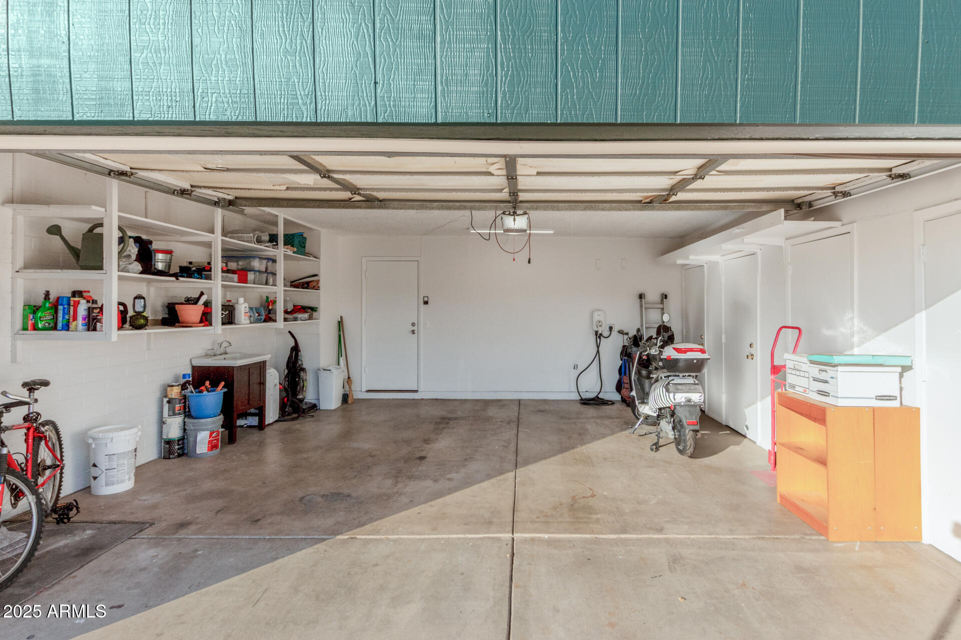 624 E LAGUNA Drive