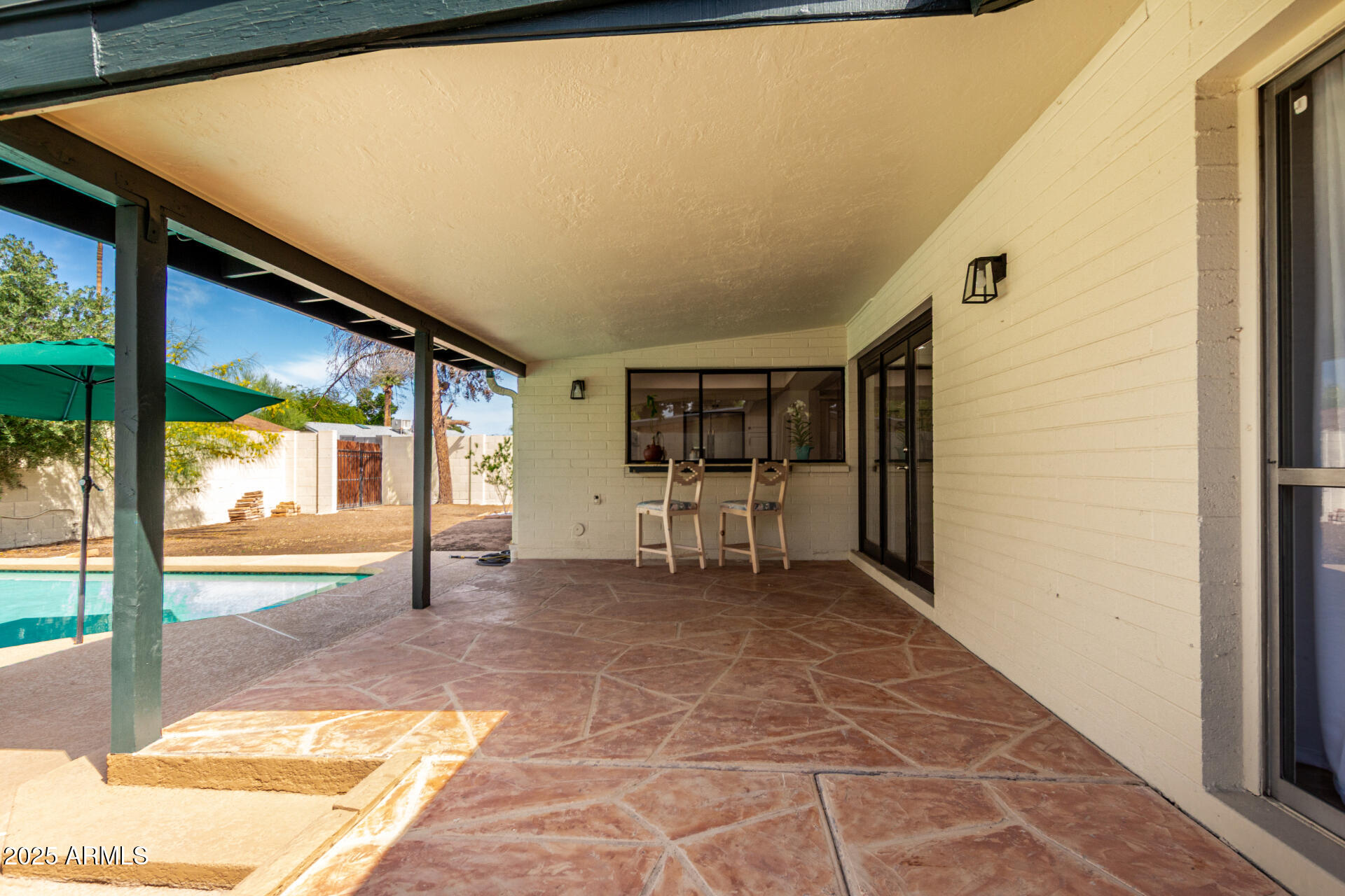 624 E LAGUNA Drive