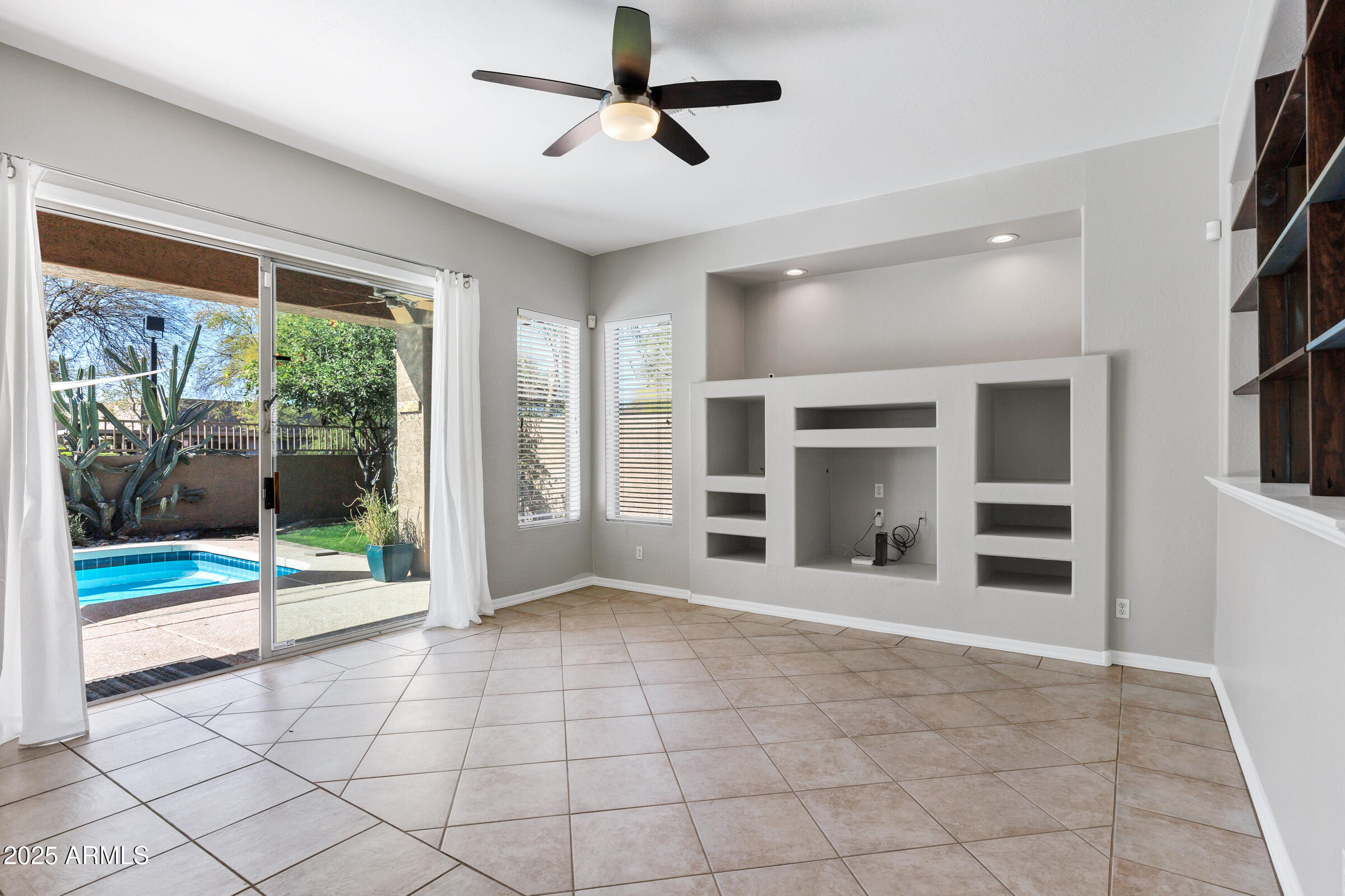 903 W RAVEN Drive