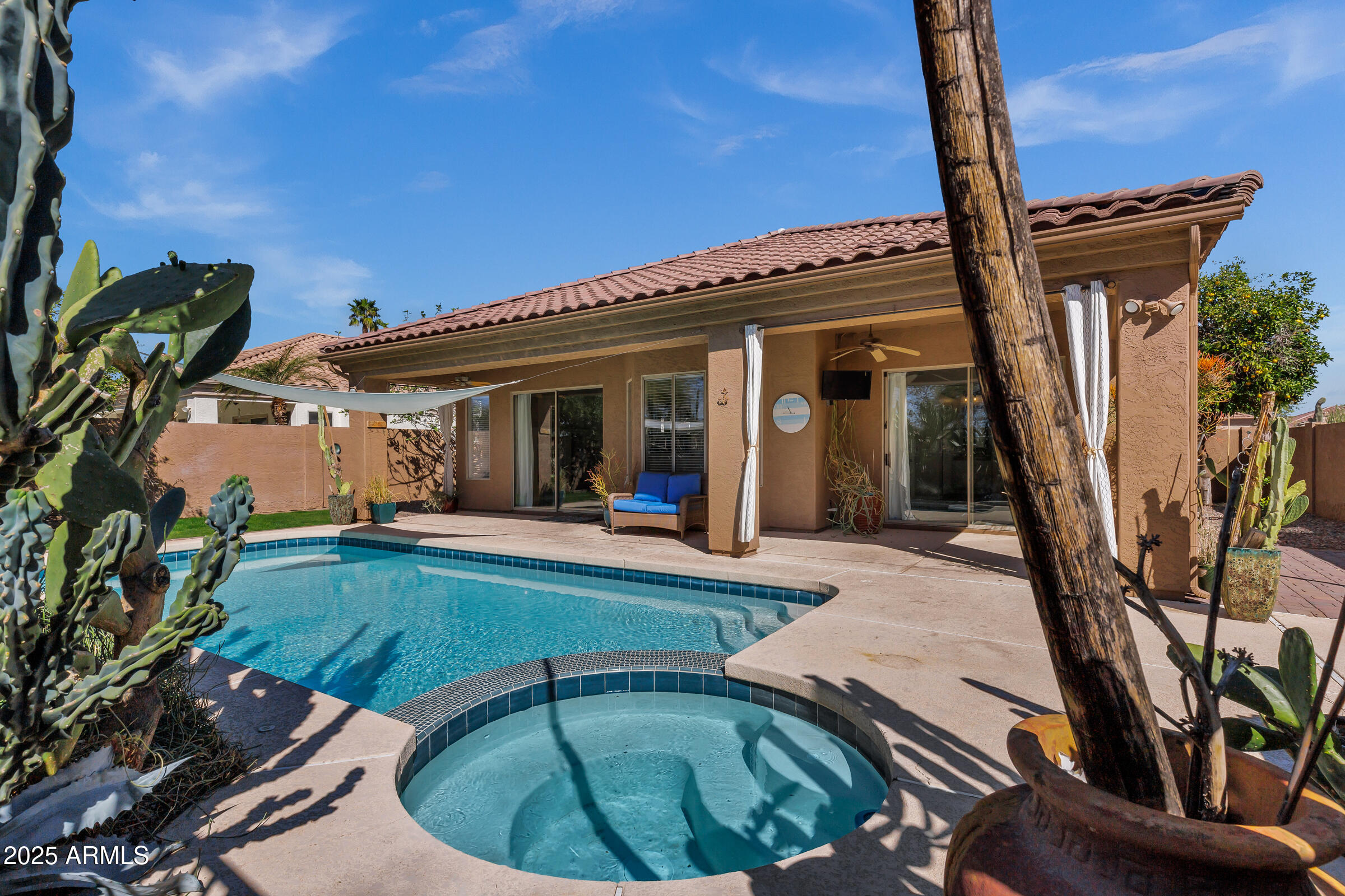 903 W RAVEN Drive