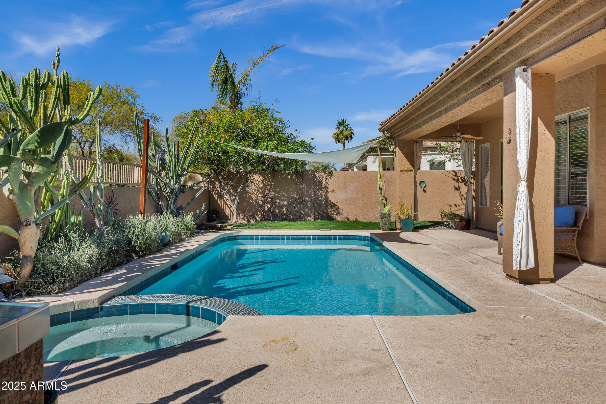 903 W RAVEN Drive