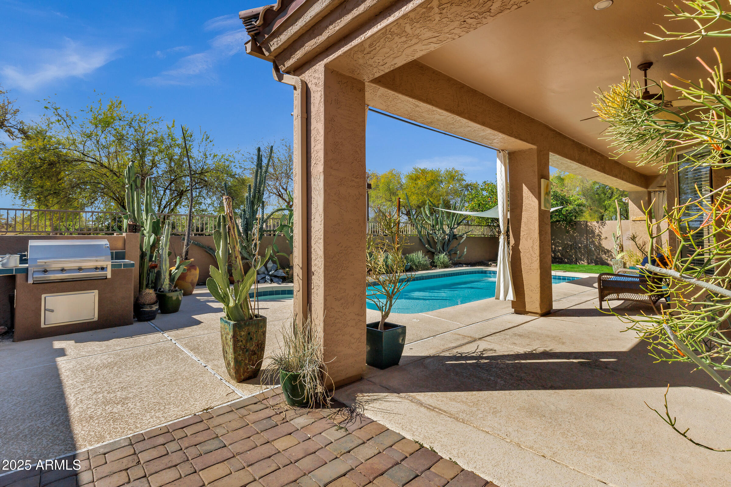 903 W RAVEN Drive
