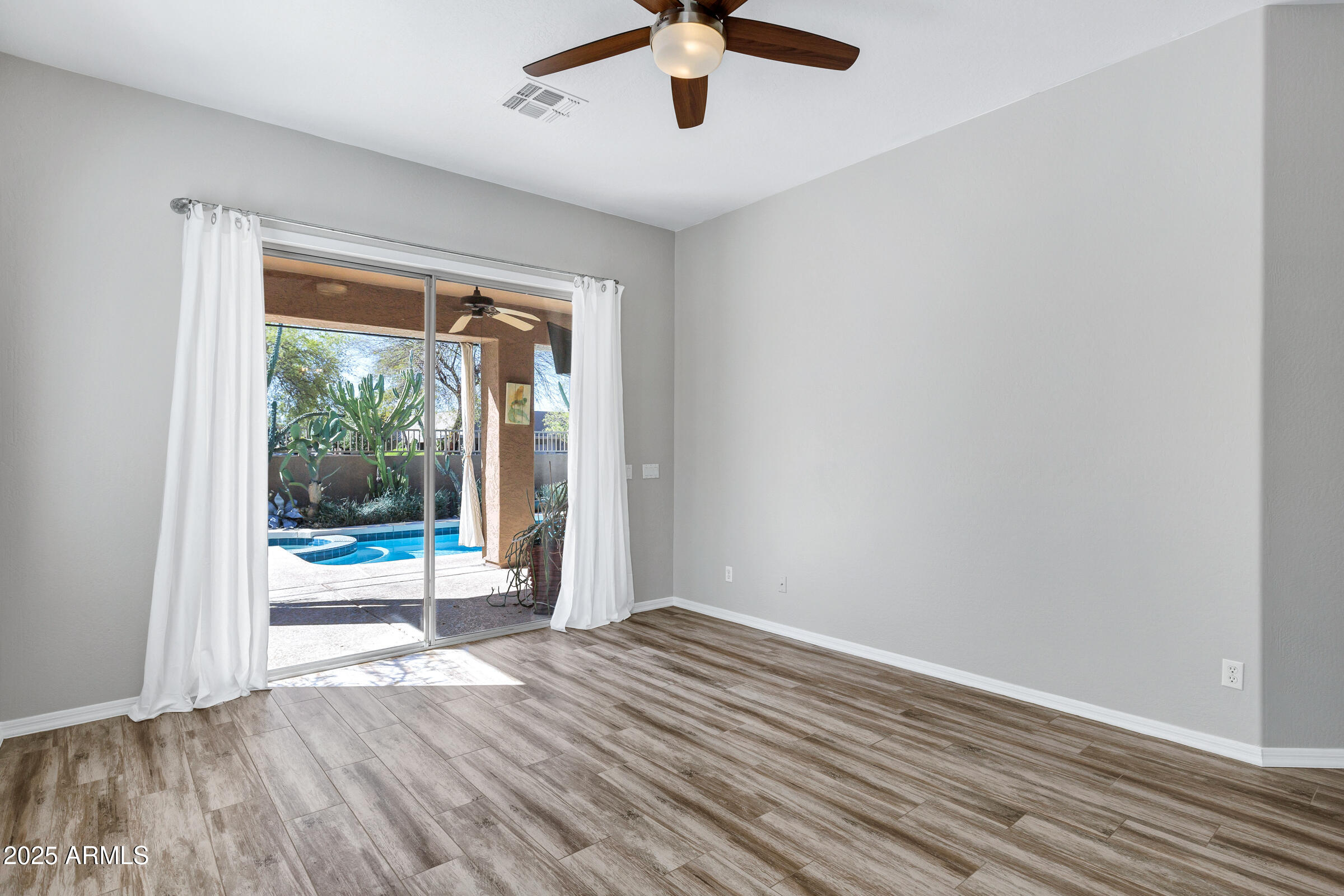 903 W RAVEN Drive