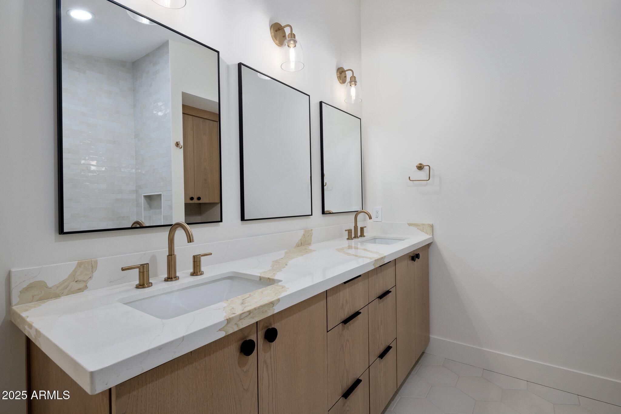 7528 E WINDROSE Drive