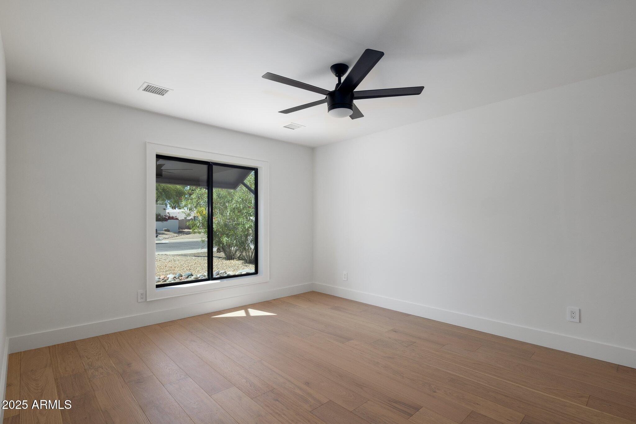 7528 E WINDROSE Drive