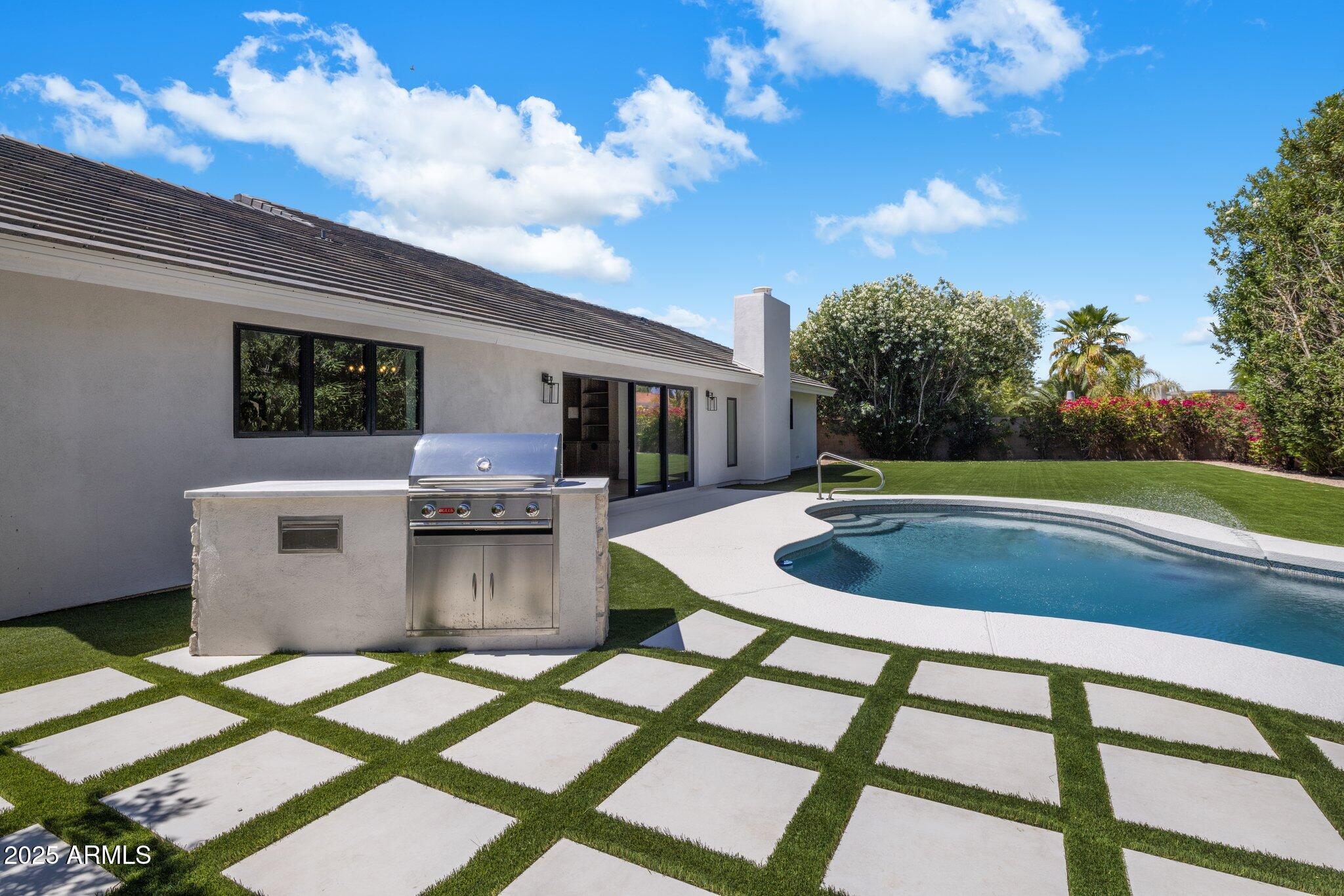 7528 E WINDROSE Drive