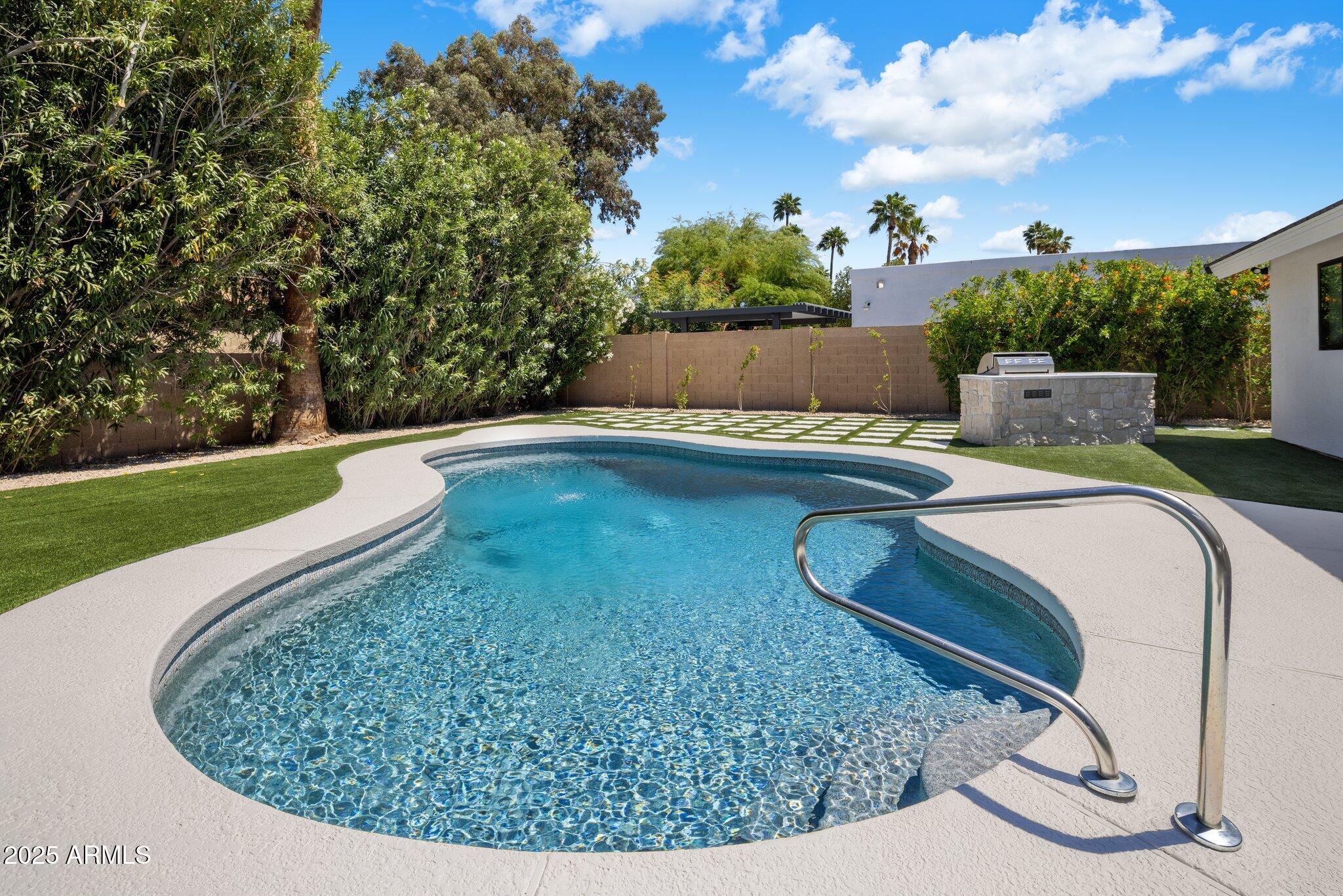 7528 E WINDROSE Drive