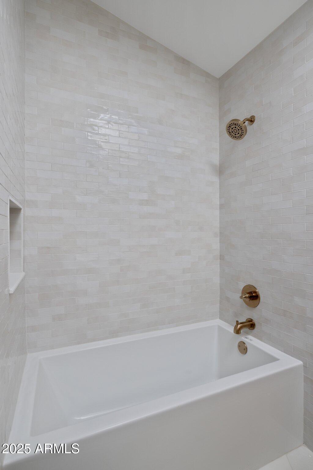 7528 E WINDROSE Drive