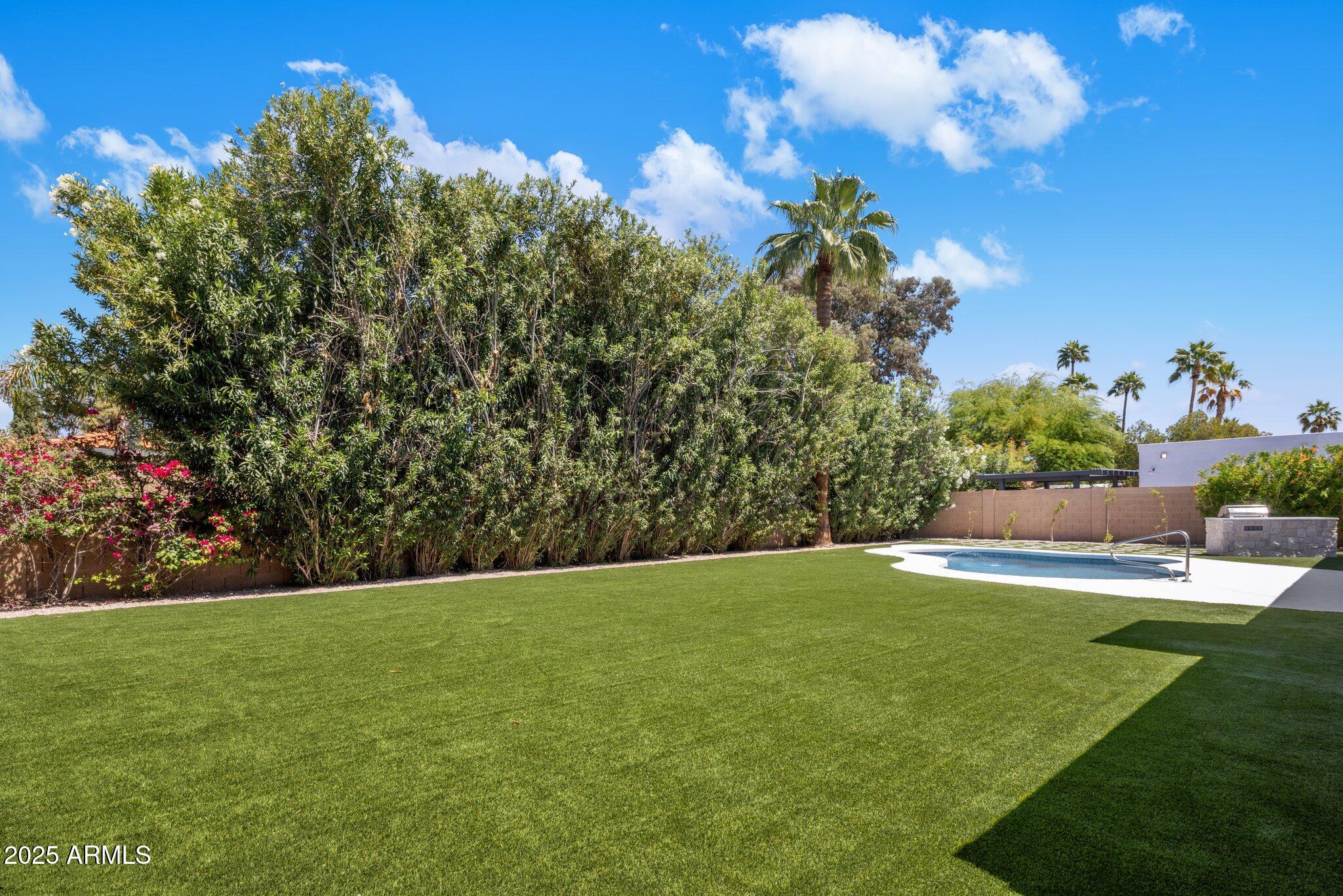 7528 E WINDROSE Drive