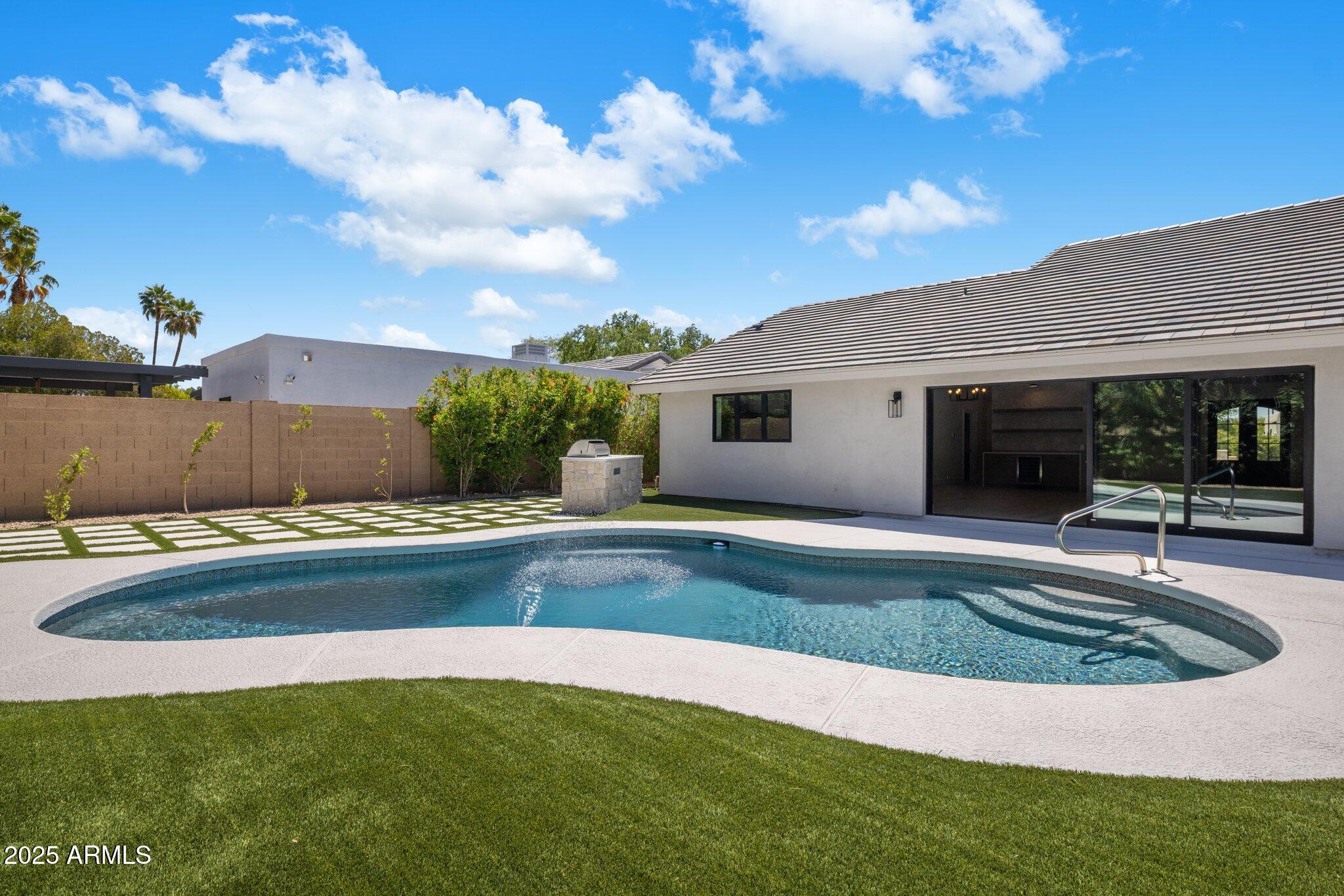 7528 E WINDROSE Drive