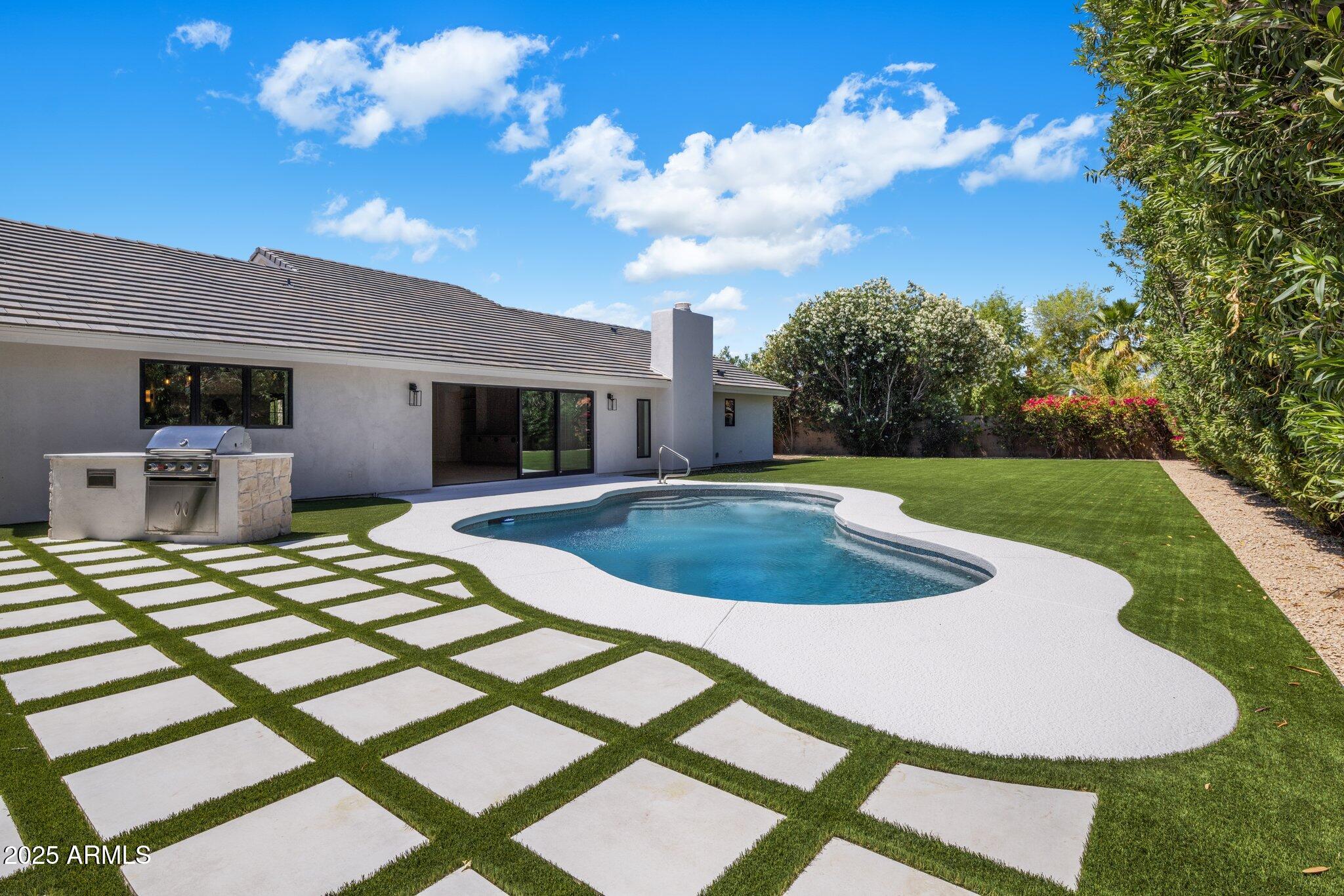 7528 E WINDROSE Drive