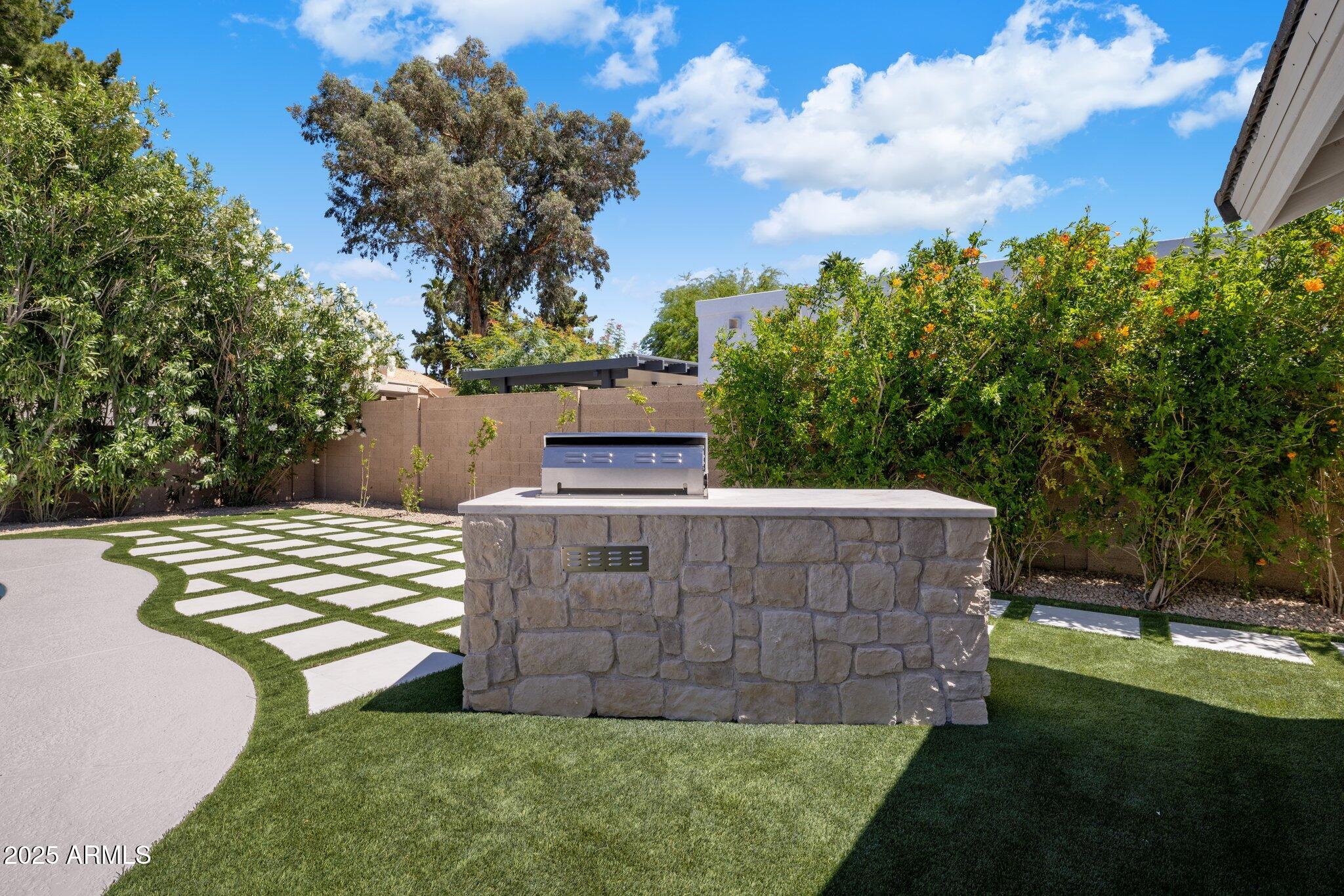 7528 E WINDROSE Drive