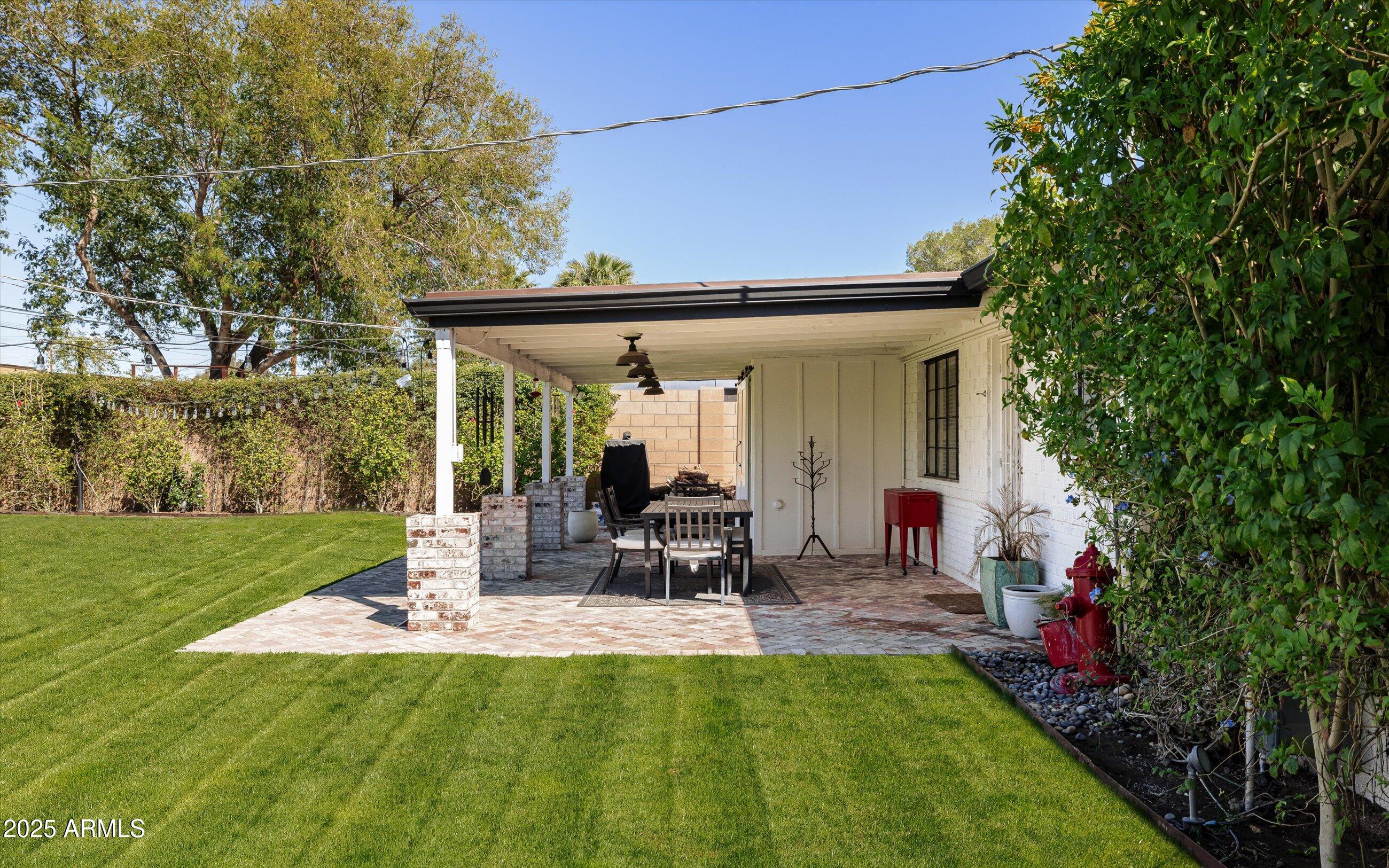 2528 E MONTECITO Avenue