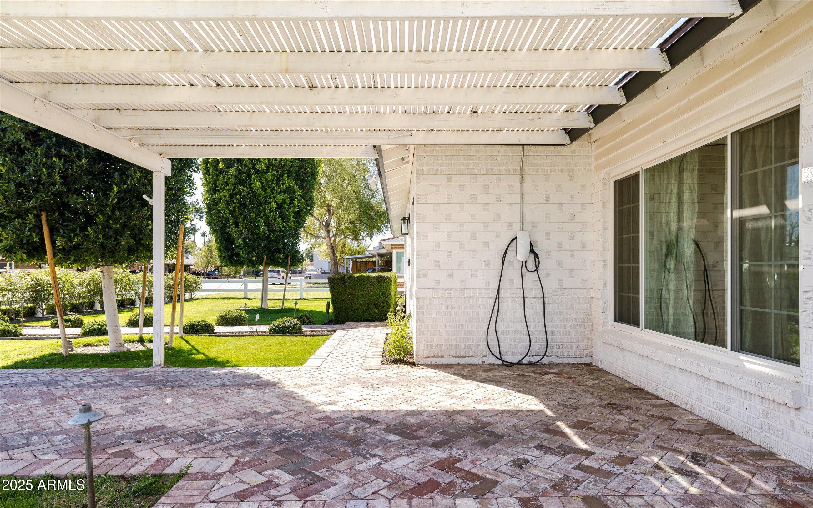 2528 E MONTECITO Avenue