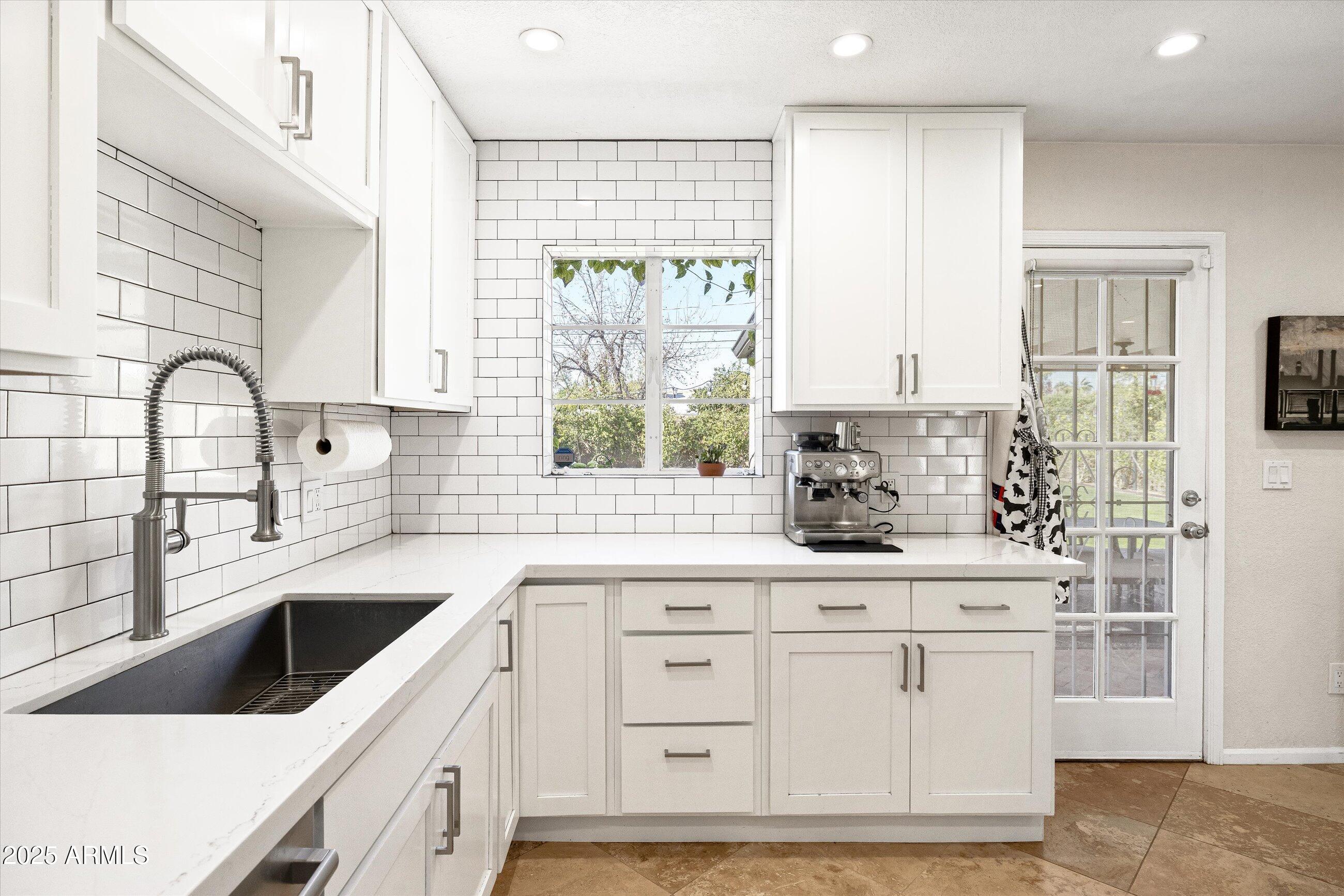 2528 E MONTECITO Avenue