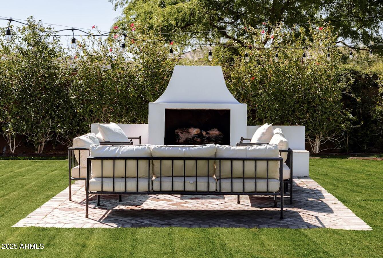 2528 E MONTECITO Avenue