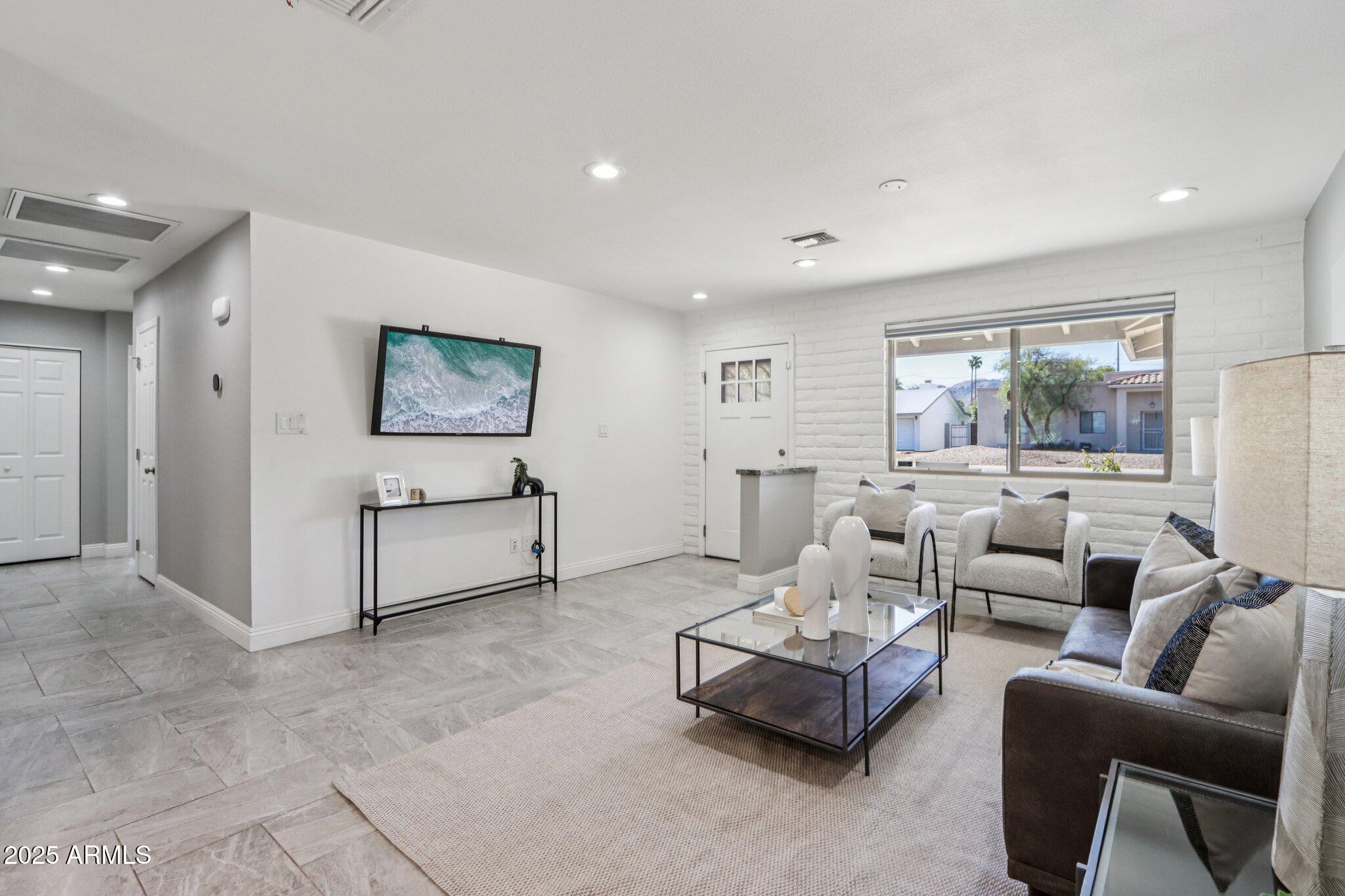 3830 E DESERT COVE Avenue