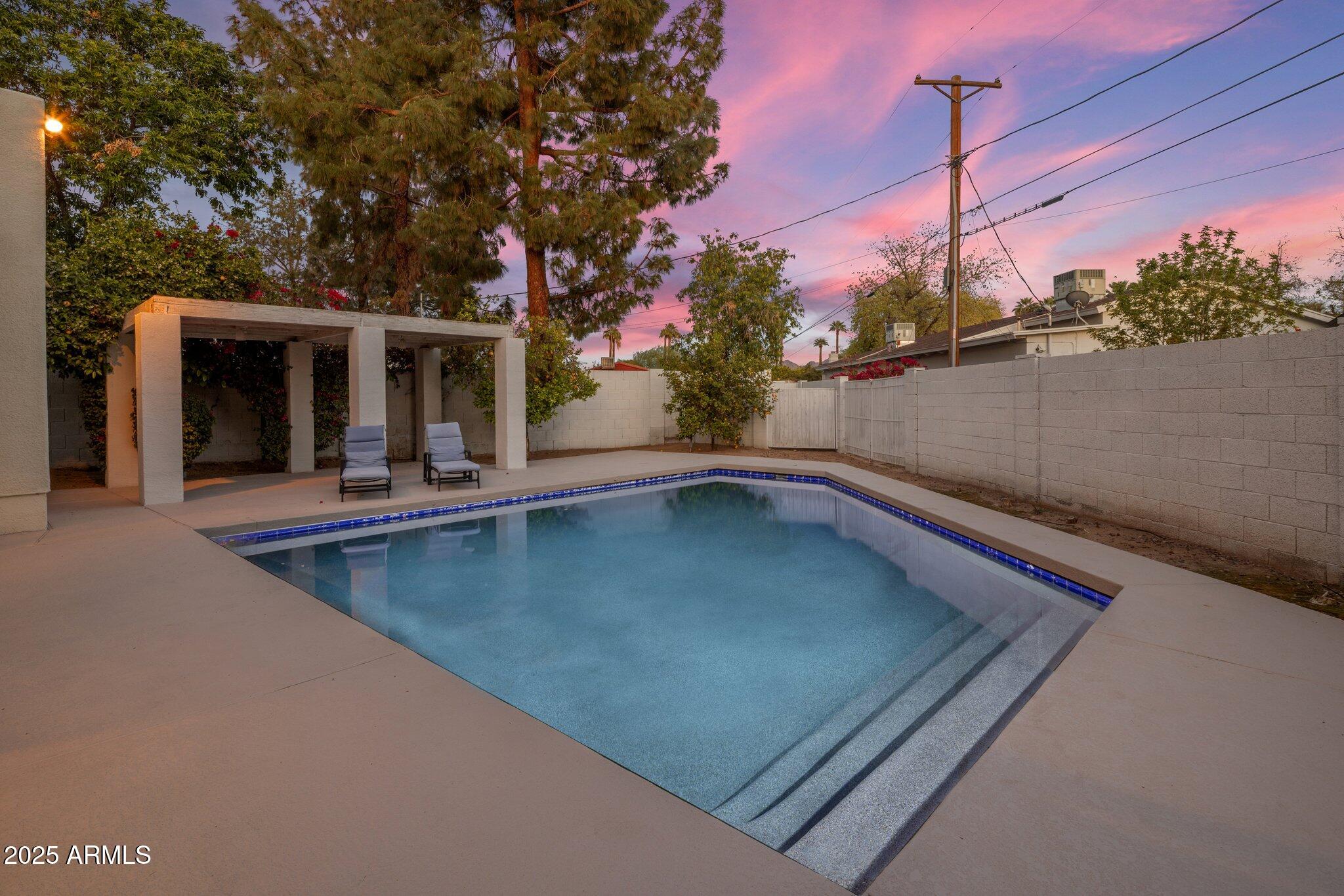 1209 W GOLDEN Lane