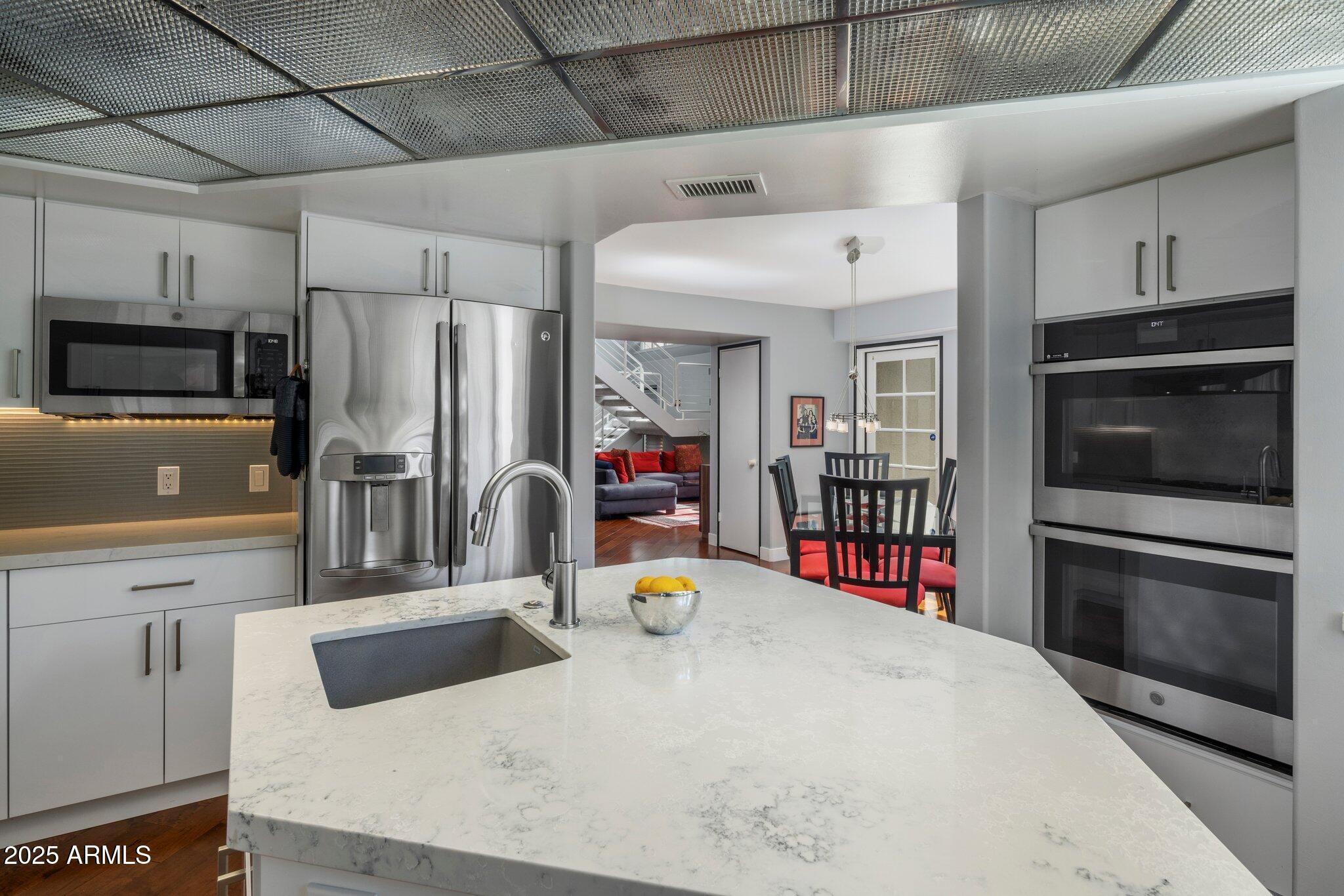 1209 W GOLDEN Lane
