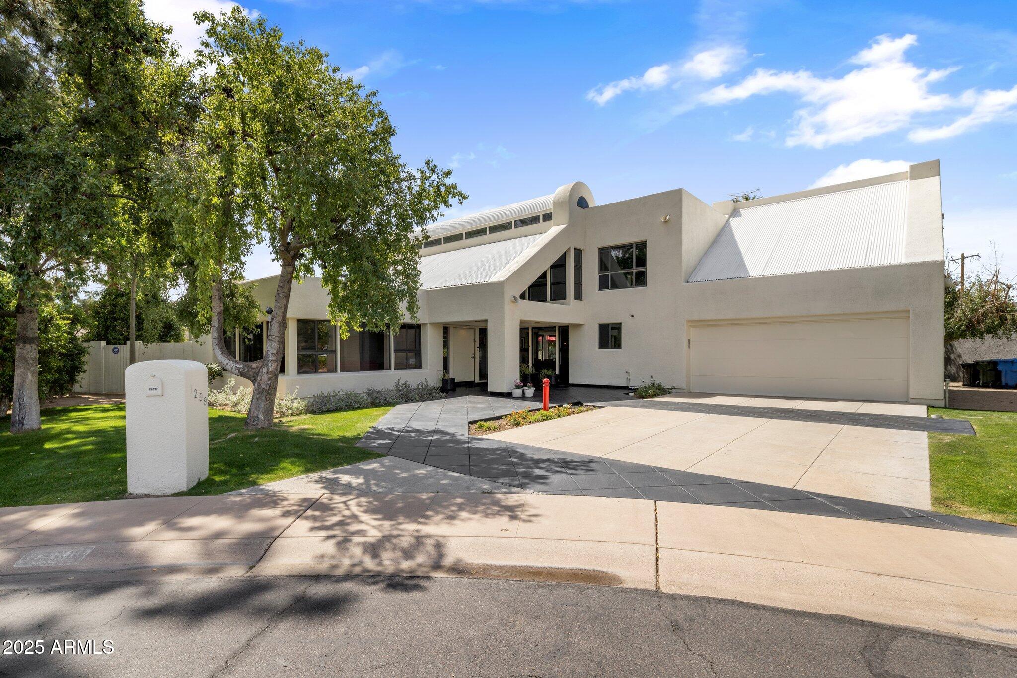 1209 W GOLDEN Lane