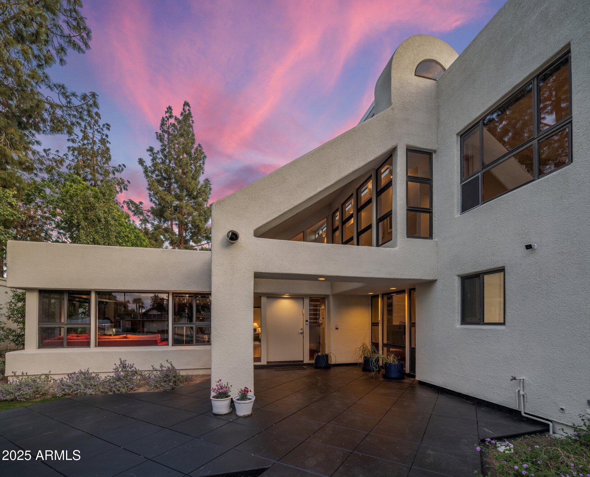 1209 W GOLDEN Lane
