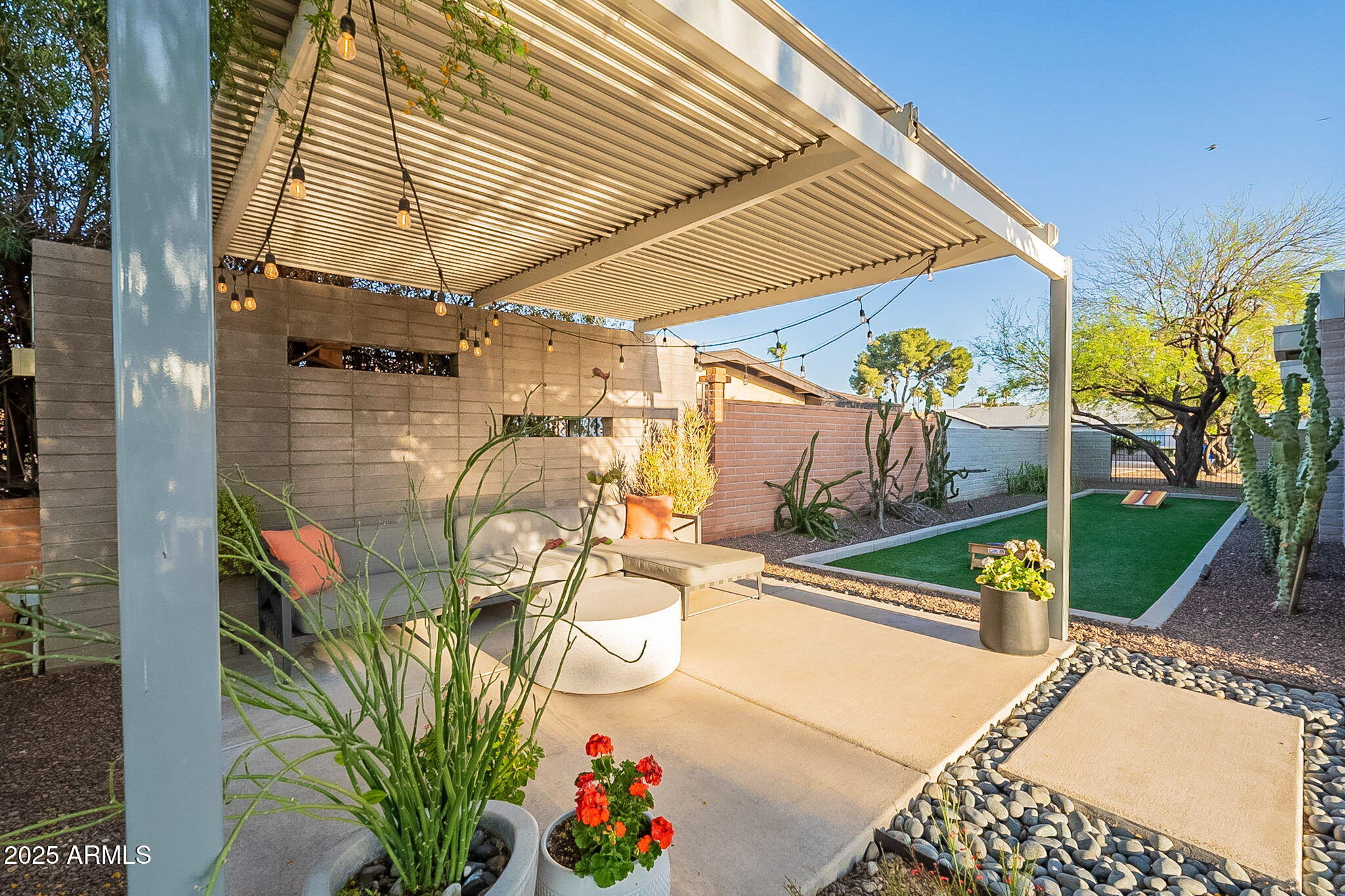 20 W Canterbury Lane