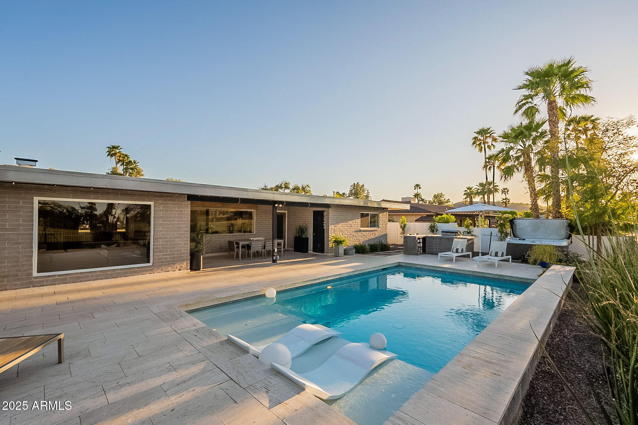 20 W Canterbury Lane