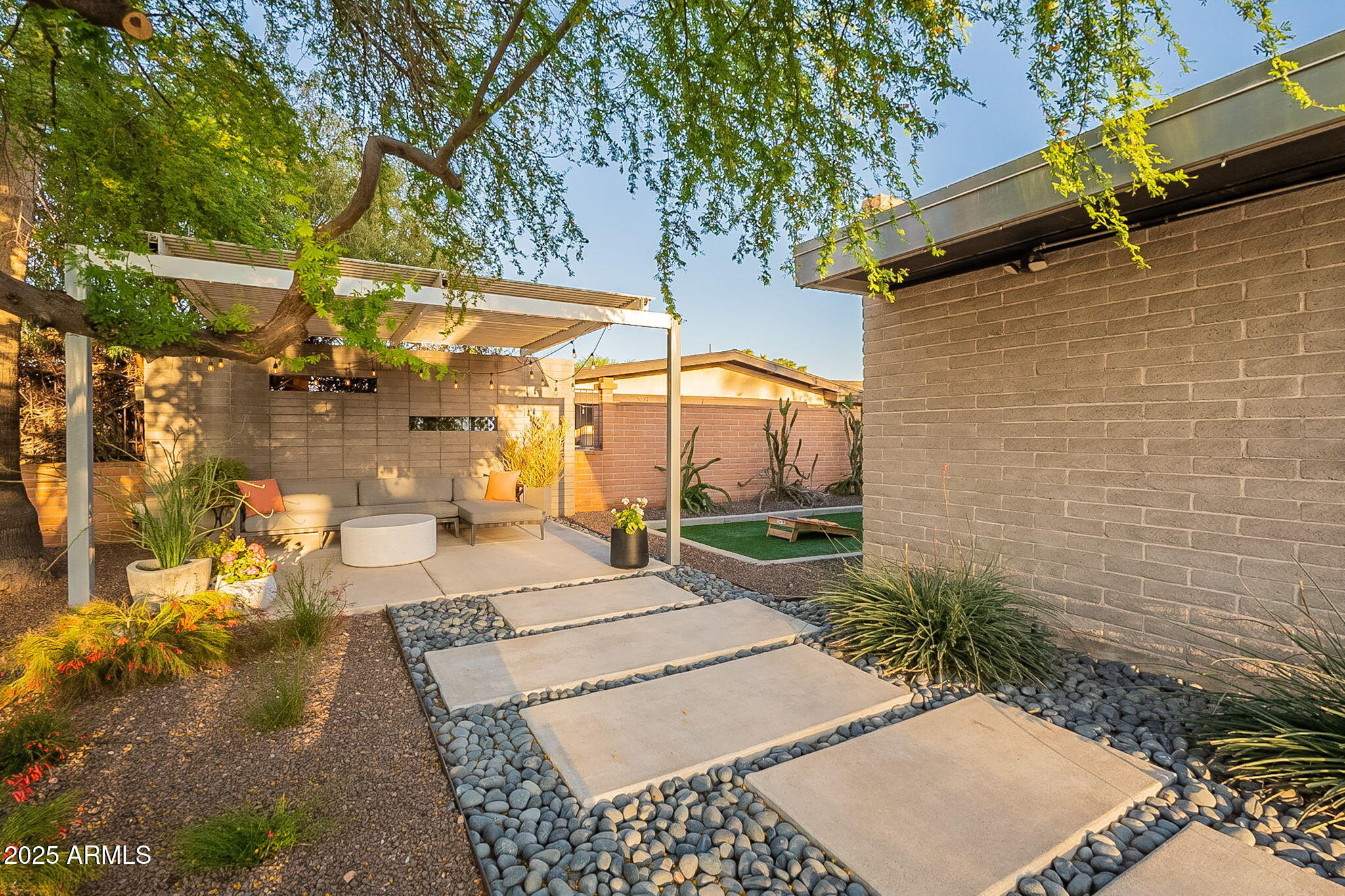 20 W Canterbury Lane