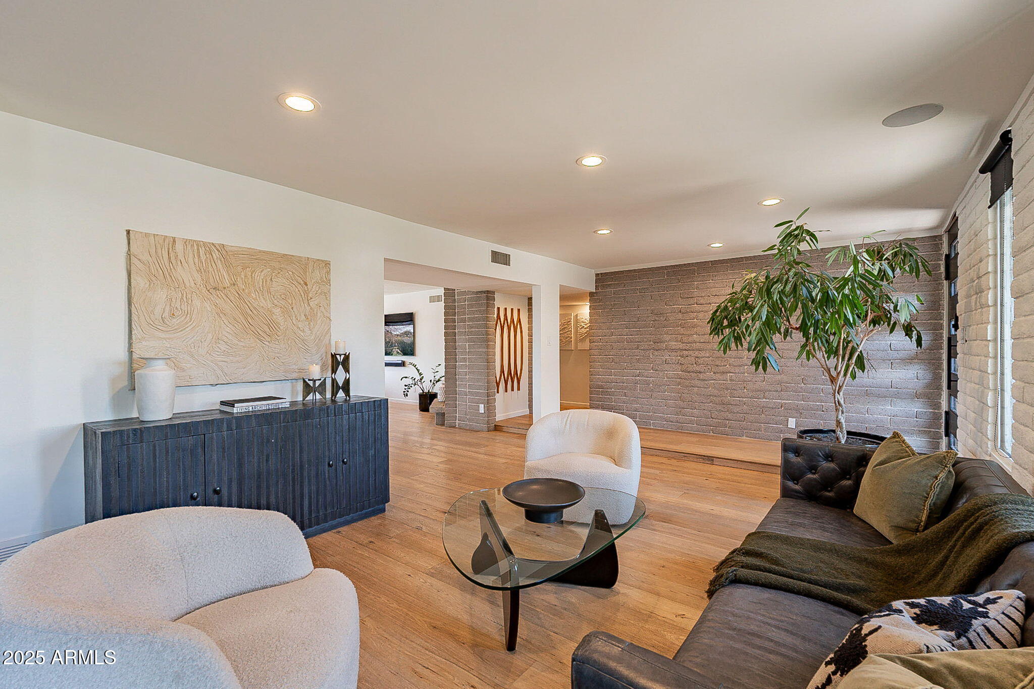 20 W Canterbury Lane