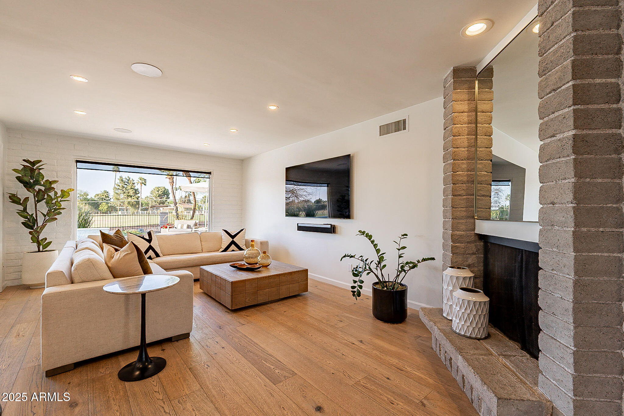 20 W Canterbury Lane