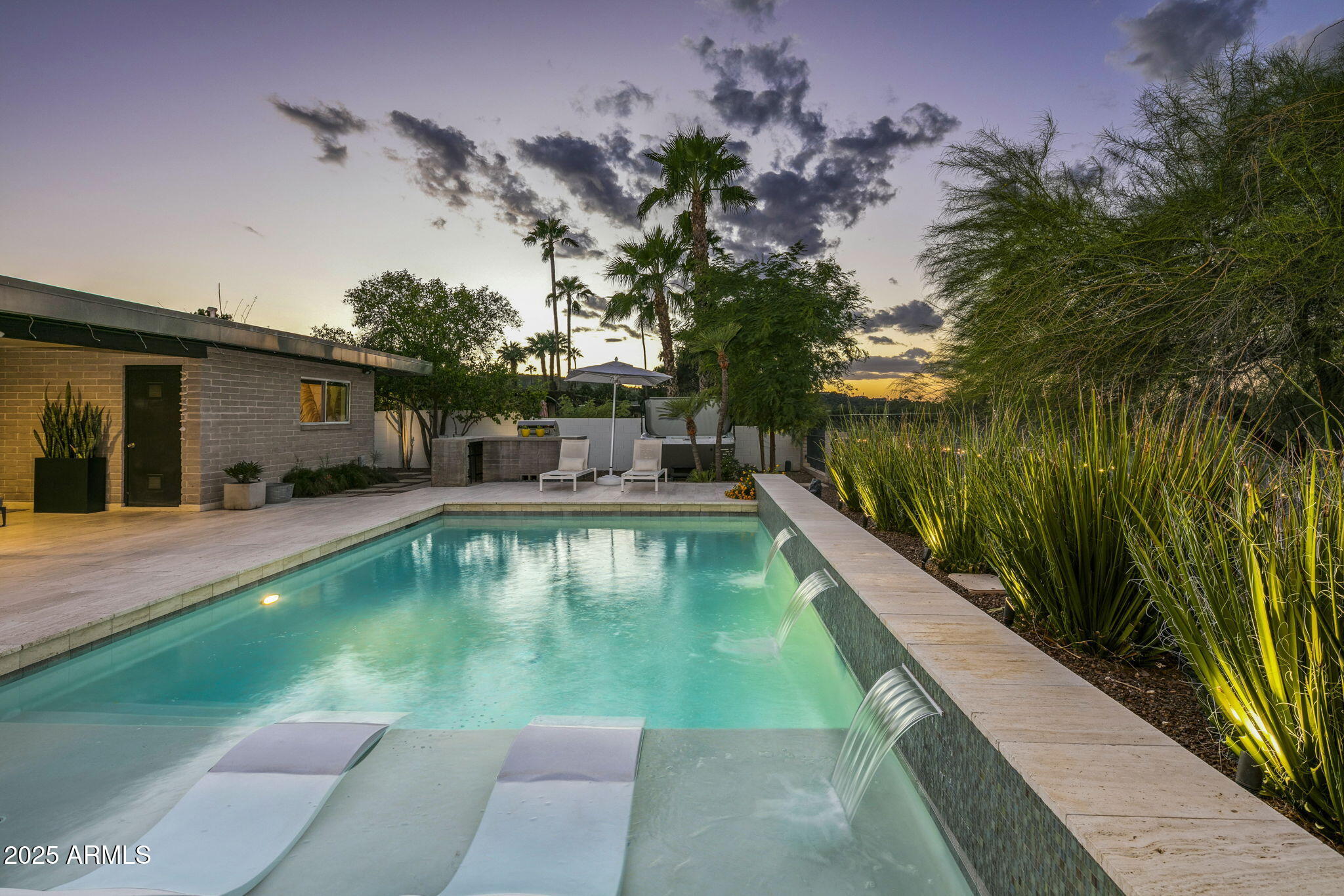 20 W Canterbury Lane