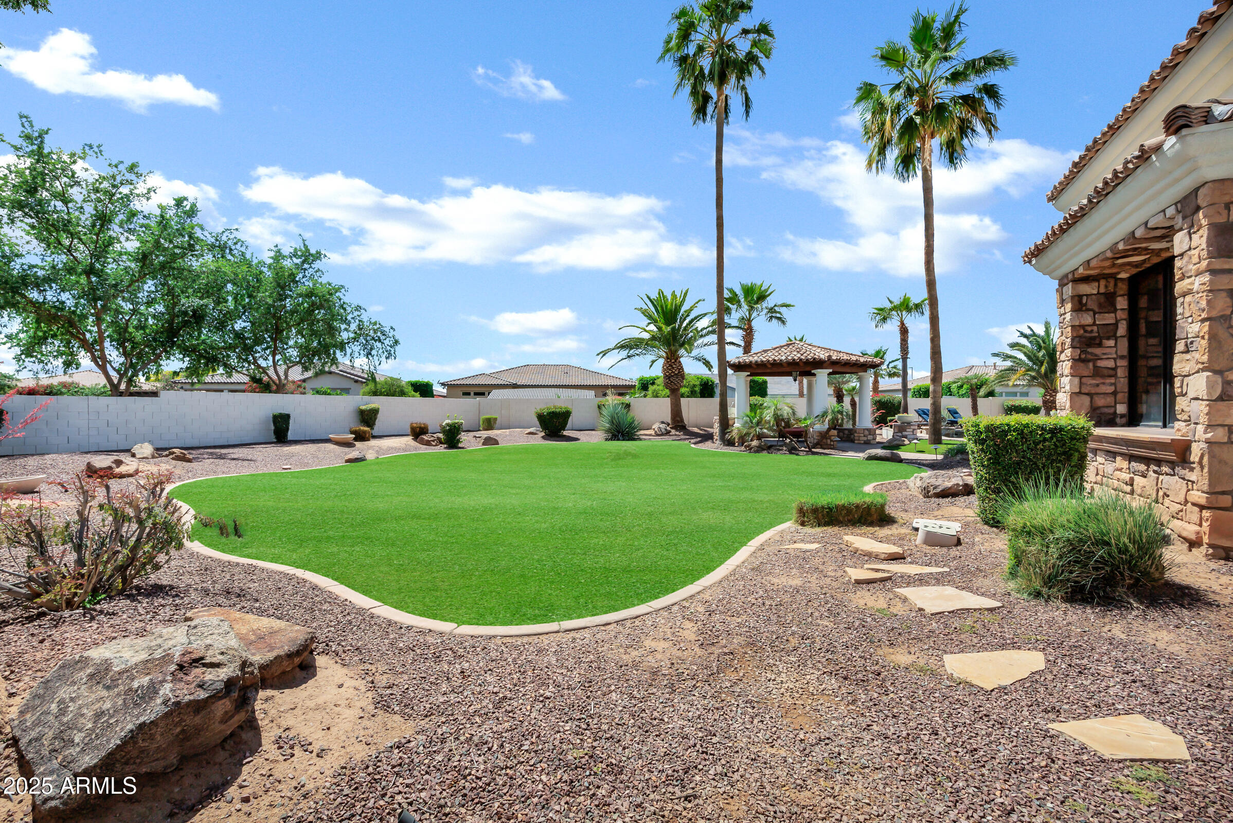 2527 E BEECHNUT Court