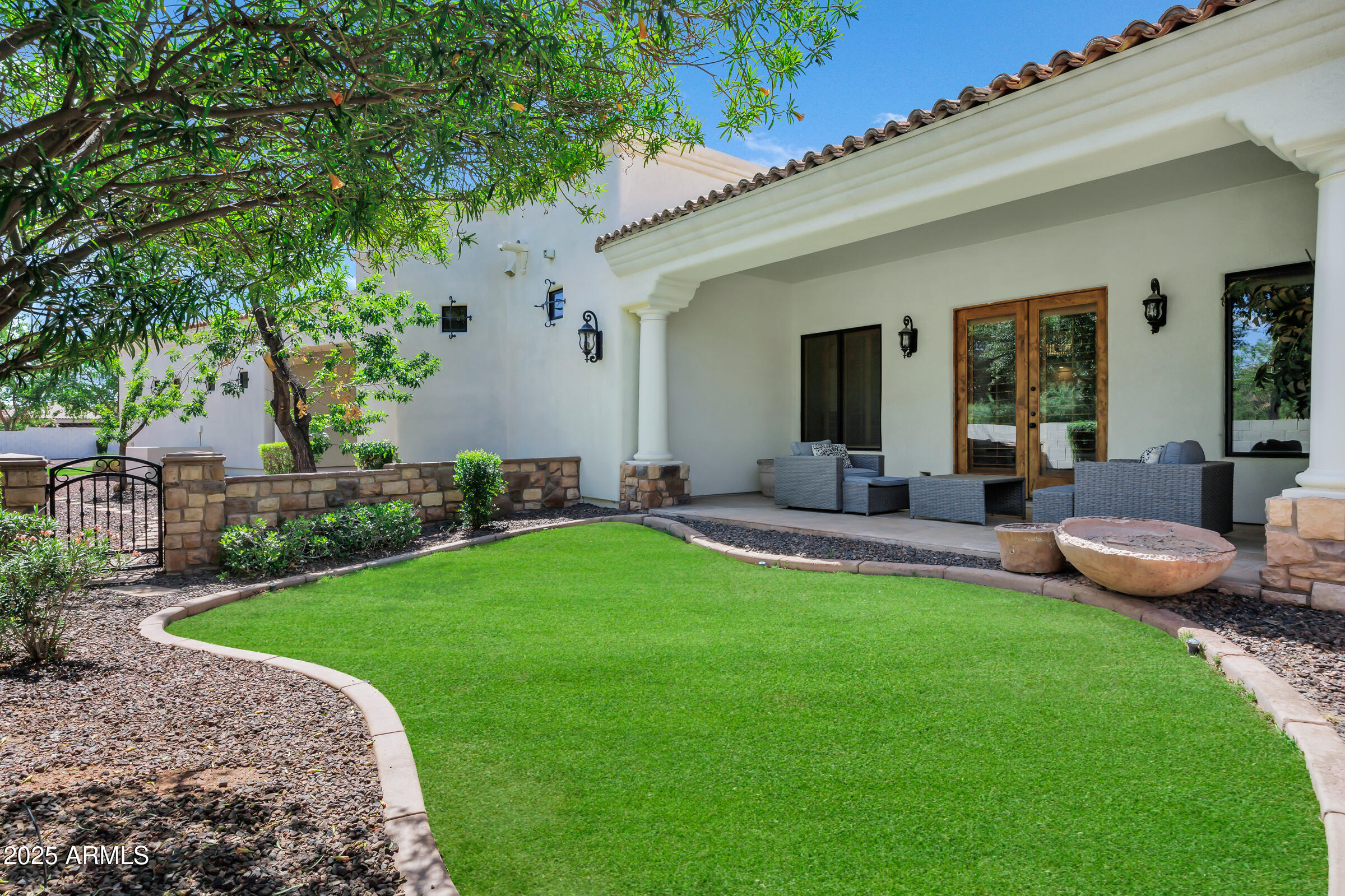 2527 E BEECHNUT Court