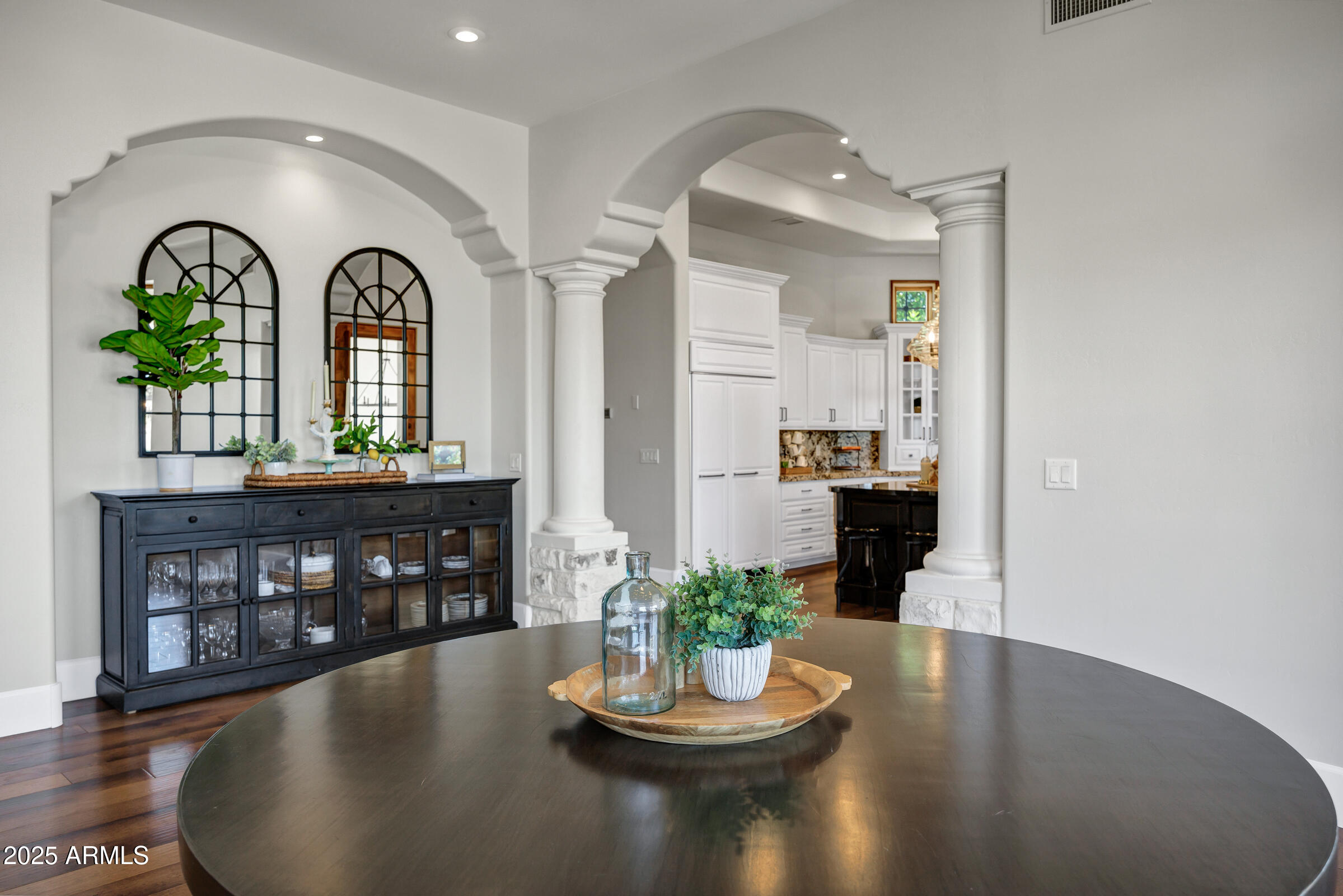 2527 E BEECHNUT Court