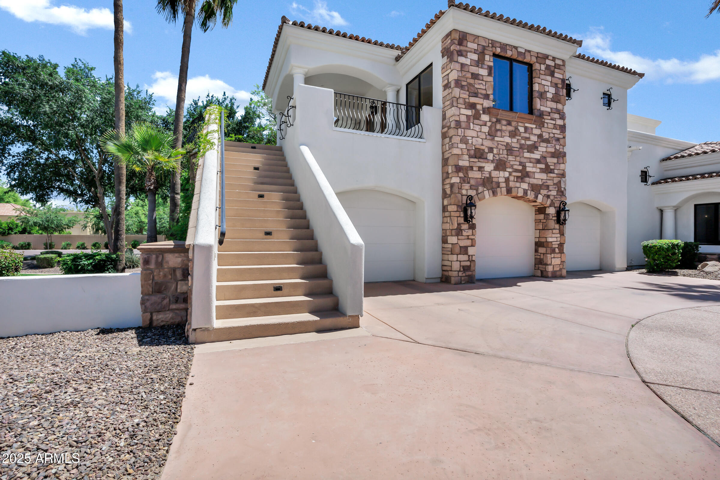 2527 E BEECHNUT Court