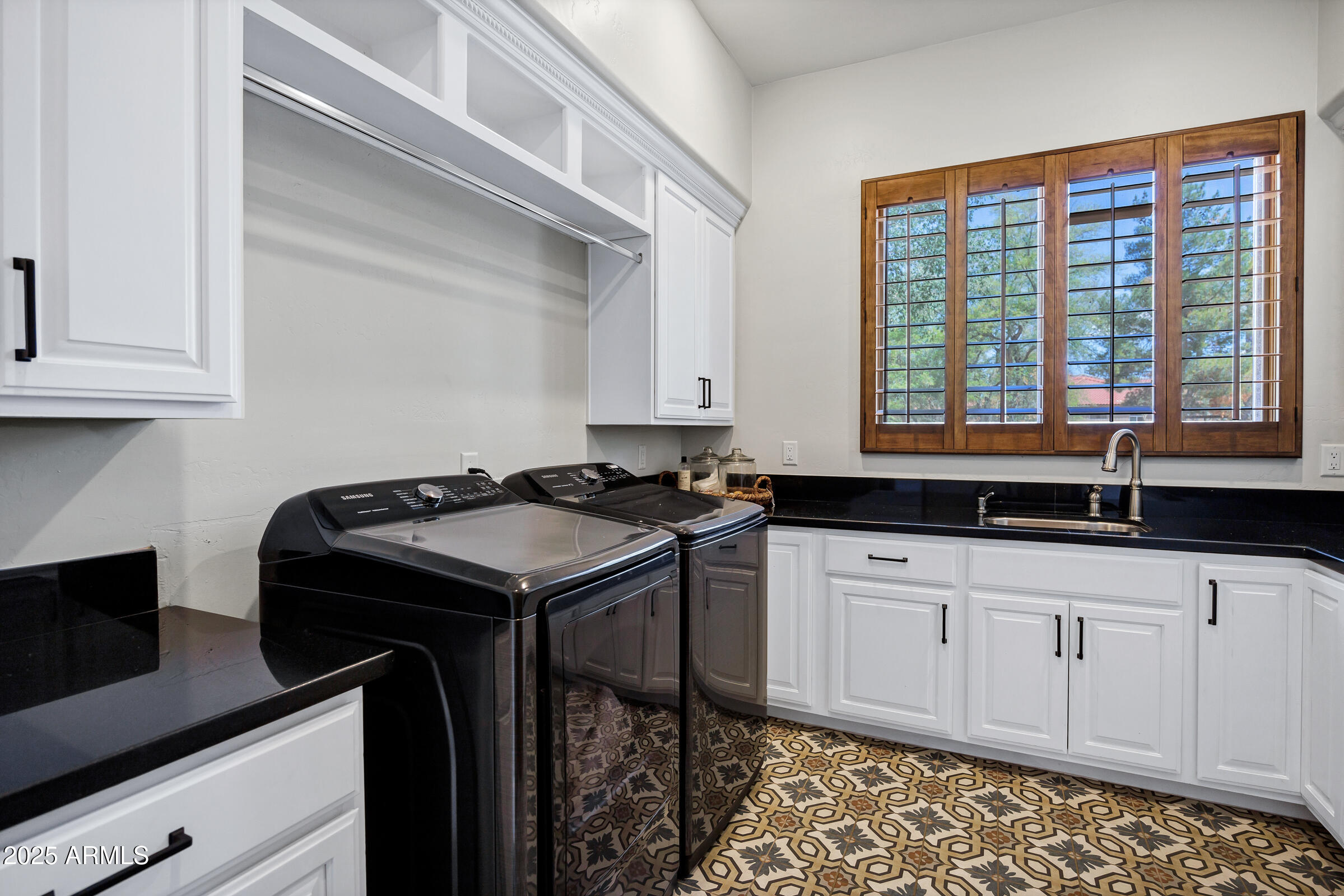2527 E BEECHNUT Court