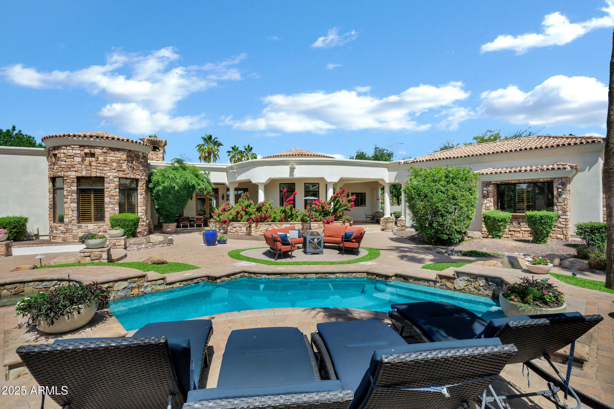 2527 E BEECHNUT Court