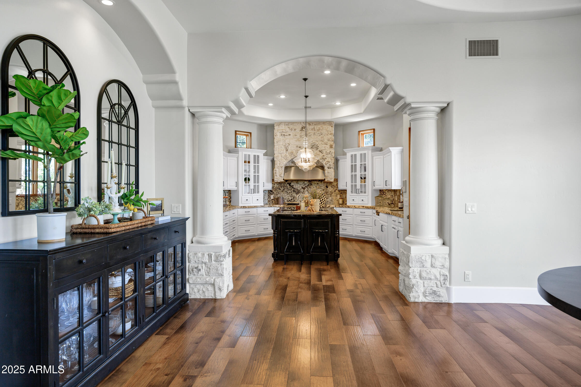 2527 E BEECHNUT Court