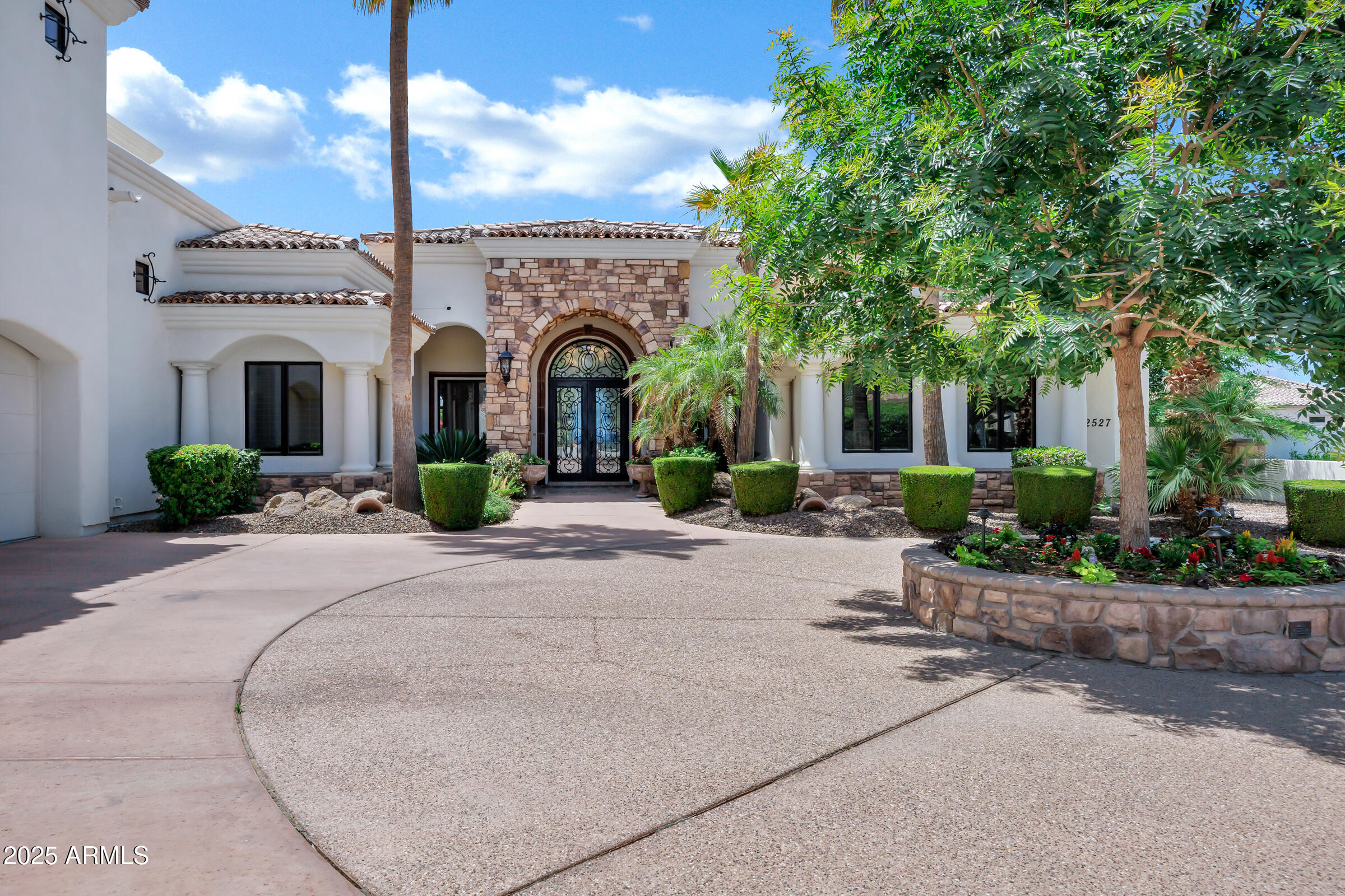 2527 E BEECHNUT Court