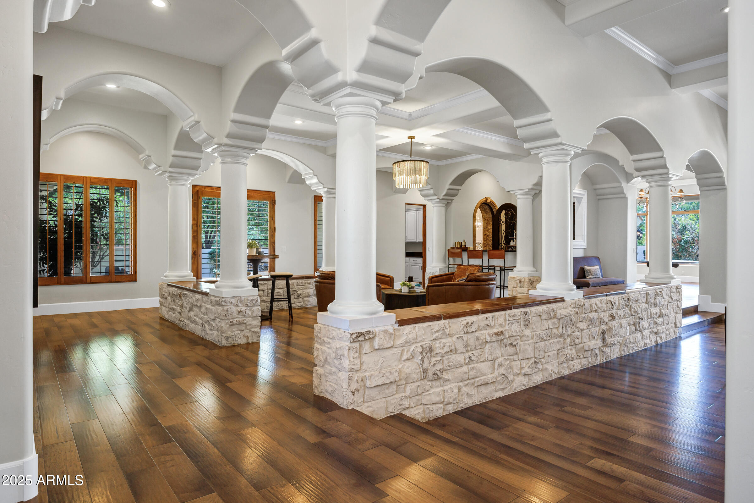 2527 E BEECHNUT Court