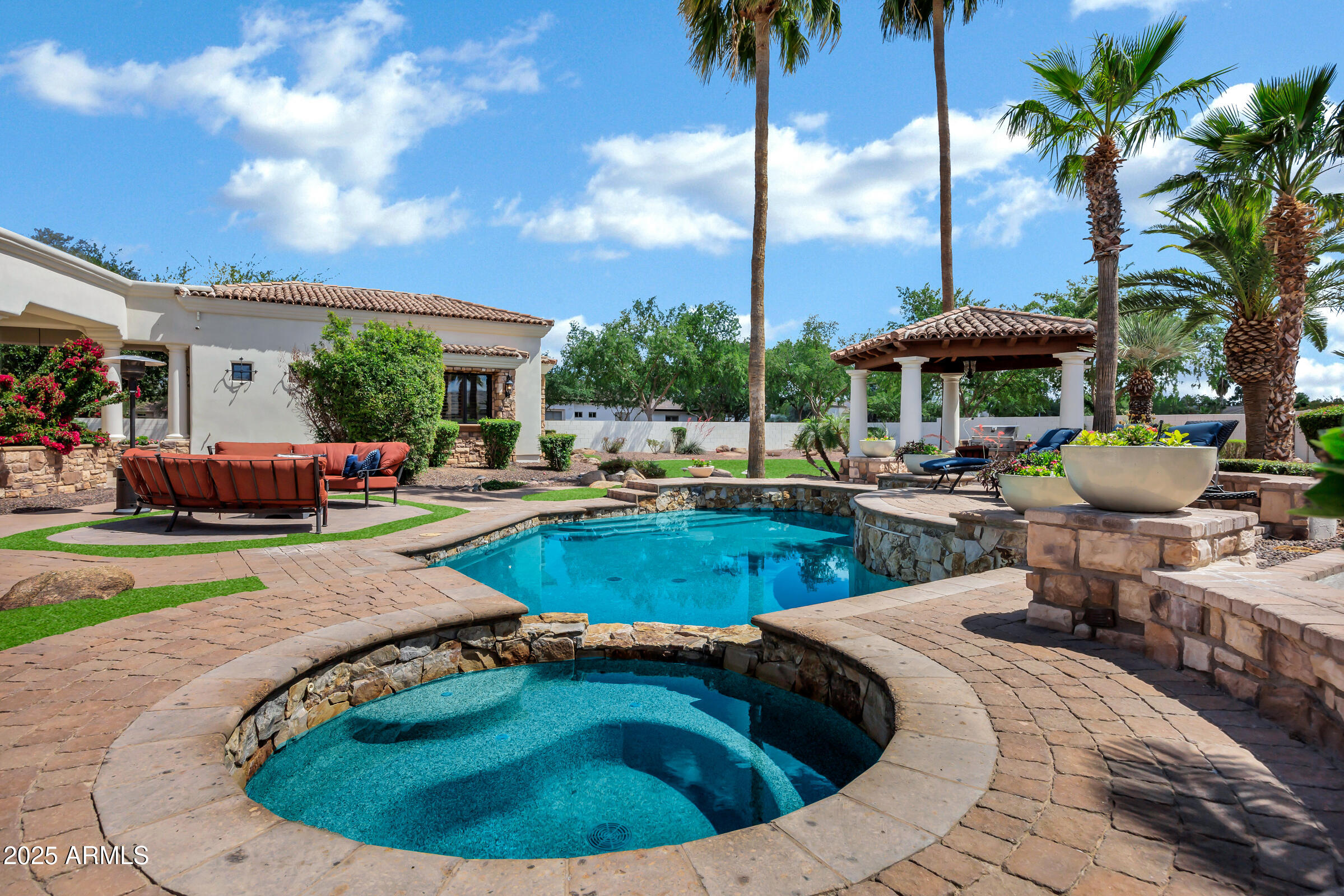 2527 E BEECHNUT Court
