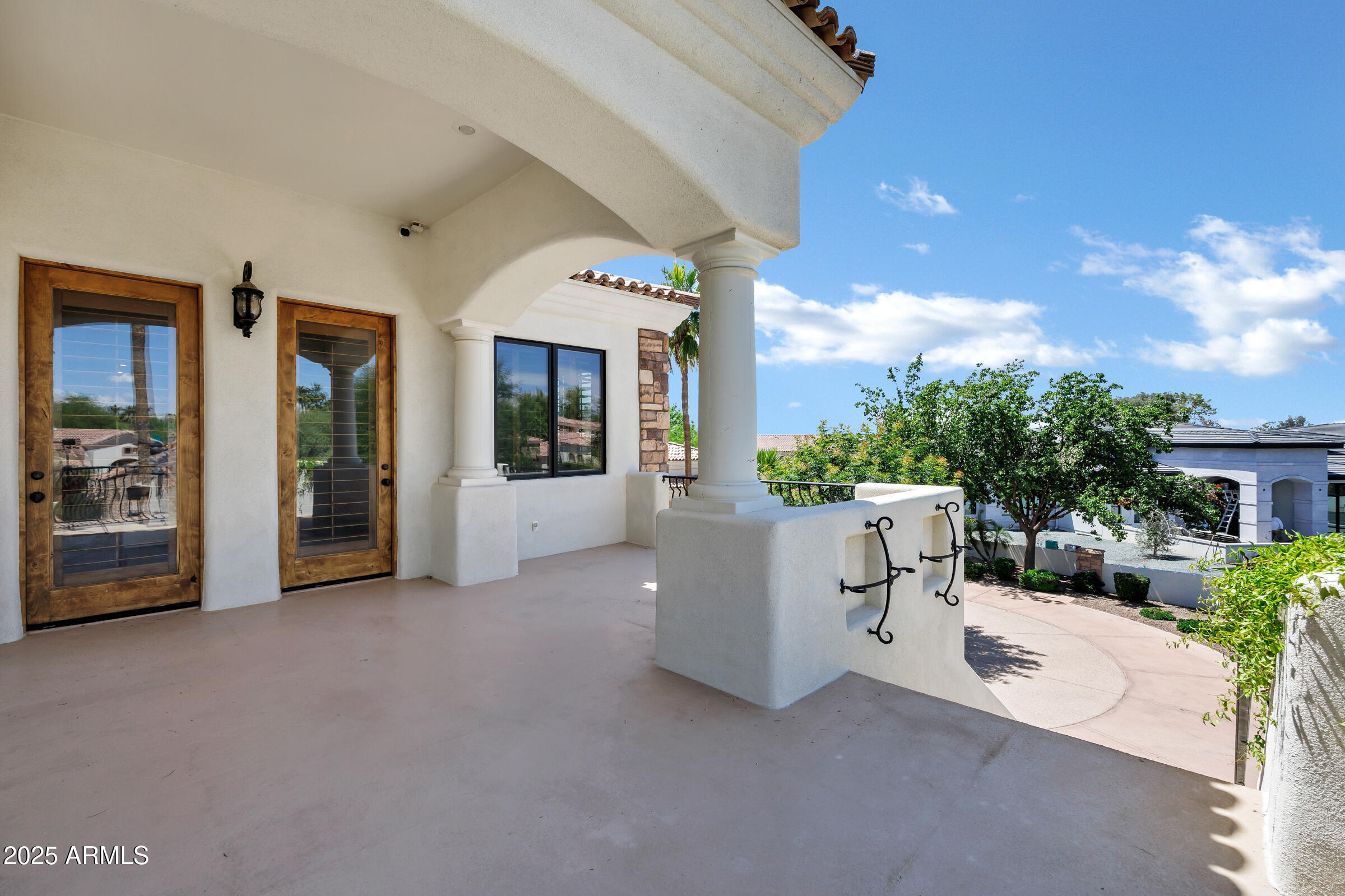 2527 E BEECHNUT Court