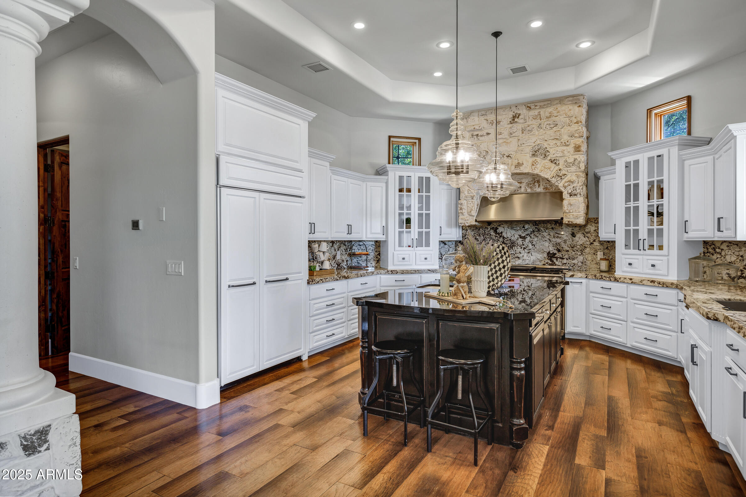 2527 E BEECHNUT Court