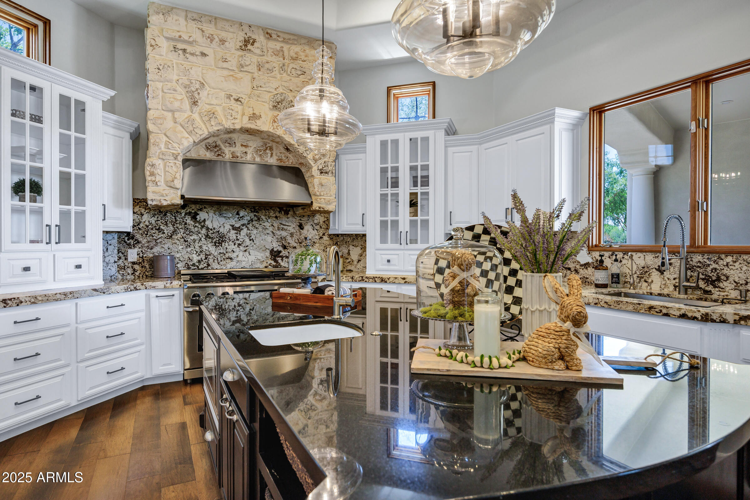 2527 E BEECHNUT Court