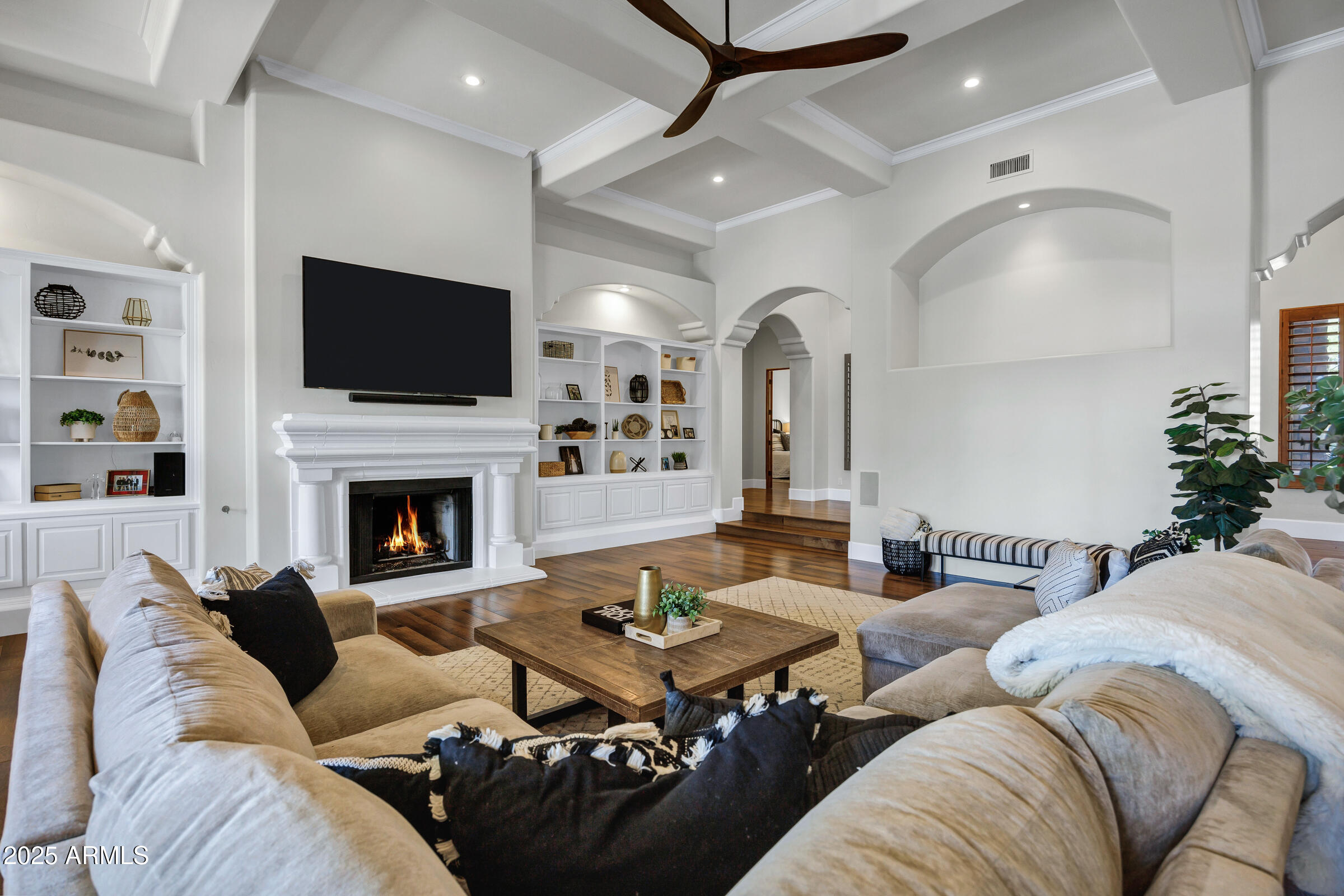 2527 E BEECHNUT Court
