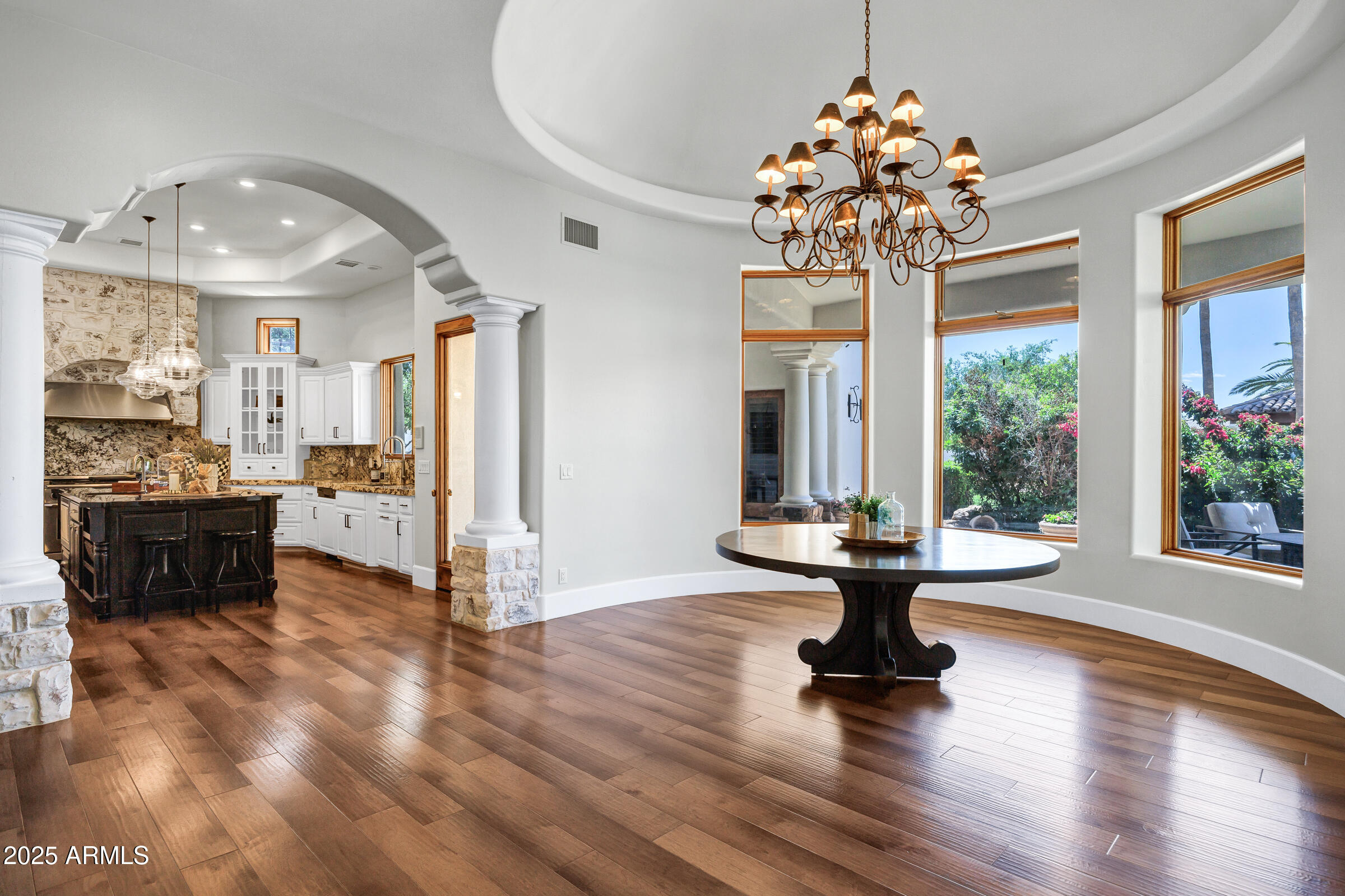 2527 E BEECHNUT Court