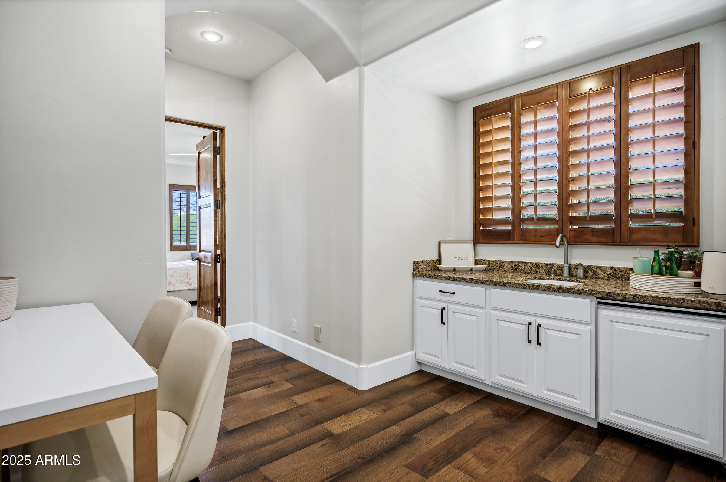 2527 E BEECHNUT Court