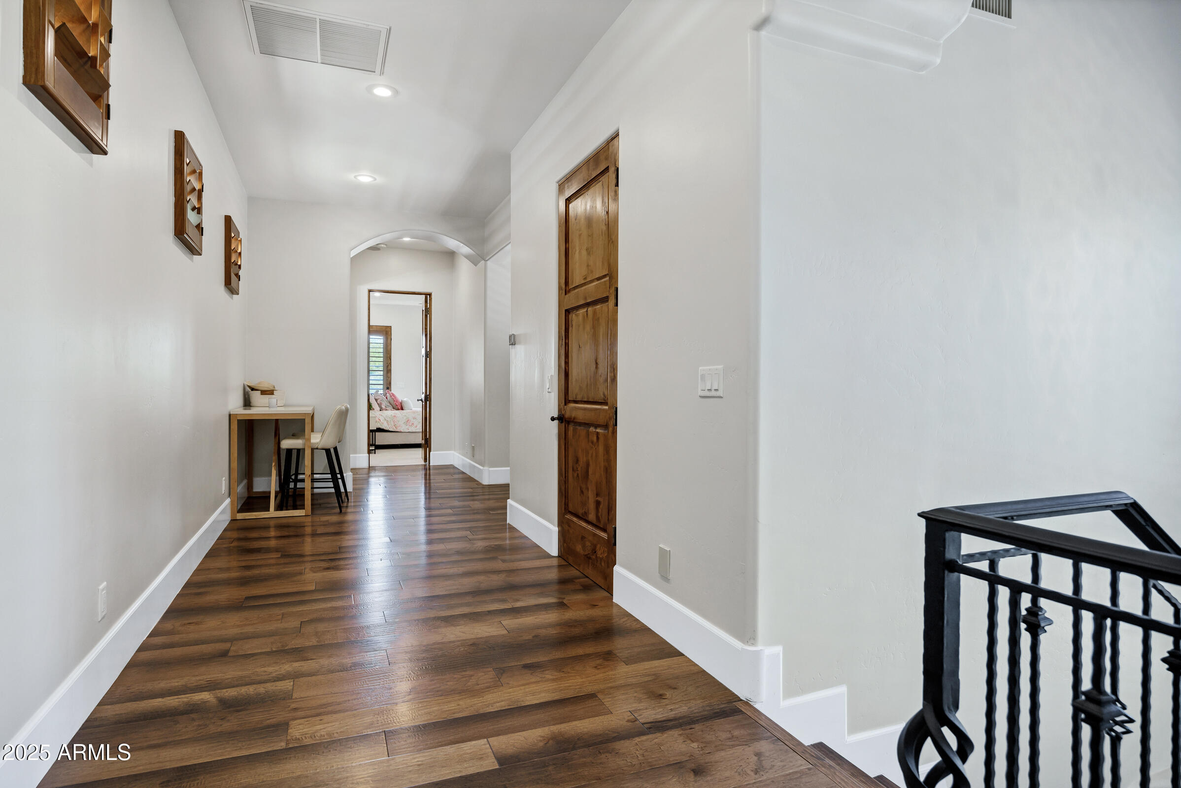 2527 E BEECHNUT Court